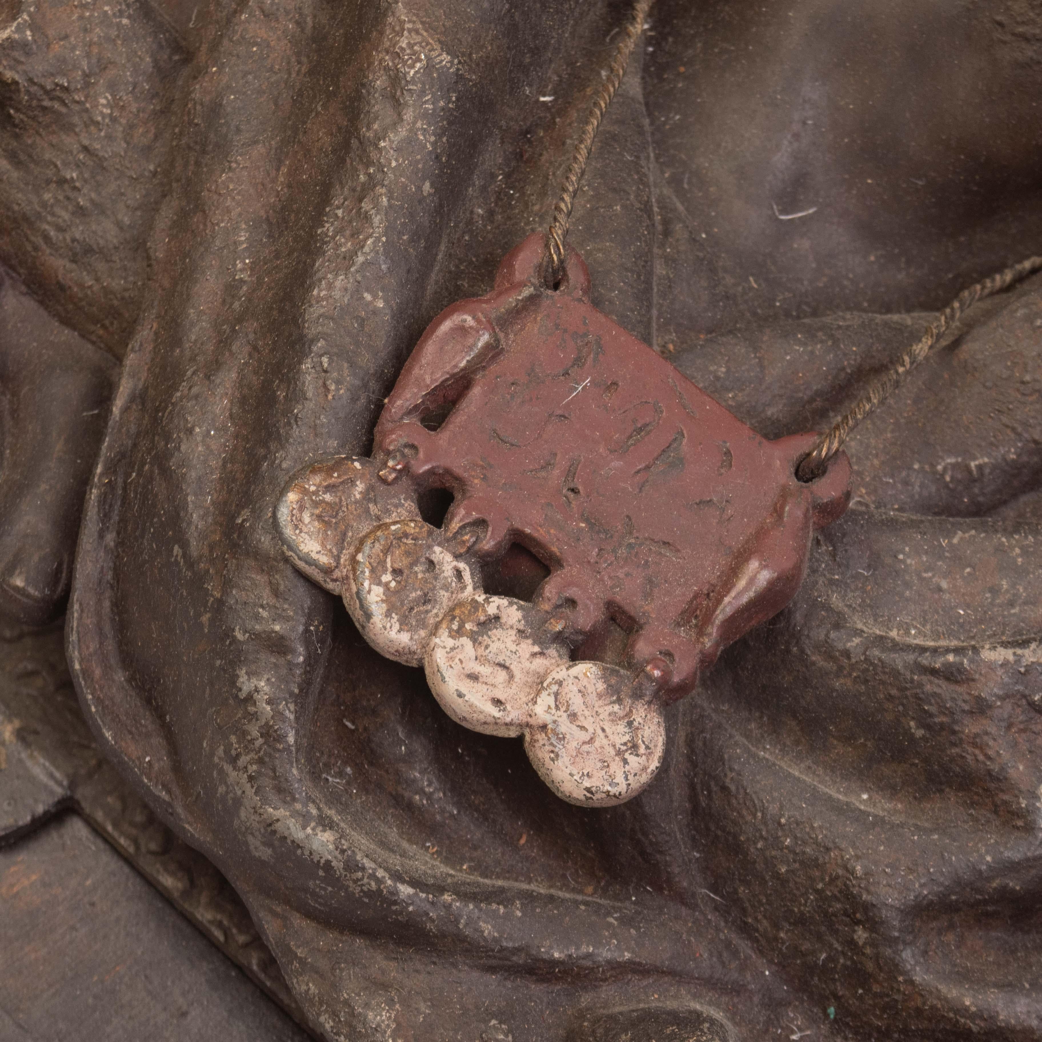 Antica scultura da parete orientale beduina in metallo dipinto a freddo del XIX secolo in vendita 4