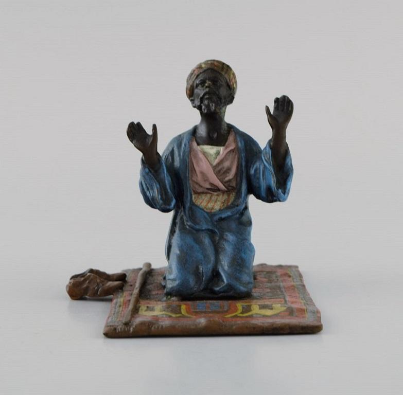 Bronze viennois ancien, peint à froid, représentant un homme en prière sur un tapis de prière. 
Début du 20e siècle.
Mesures : 8,5 x 8 cm.
Hauteur : 7.5 cm.
En parfait état.
Estampillé. Vraisemblablement Franz Xavier Bergman.