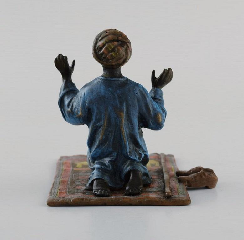Autrichien Bronze antique de Vienne peint à froid en forme d'homme en prière sur un tapis de prière en vente