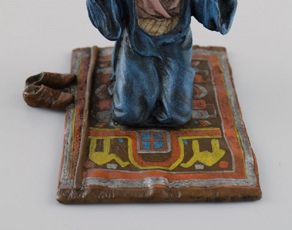Bronze antique de Vienne peint à froid en forme d'homme en prière sur un tapis de prière en vente 1