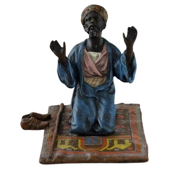 Bronze antique de Vienne peint à froid en forme d'homme en prière sur un tapis de prière en vente