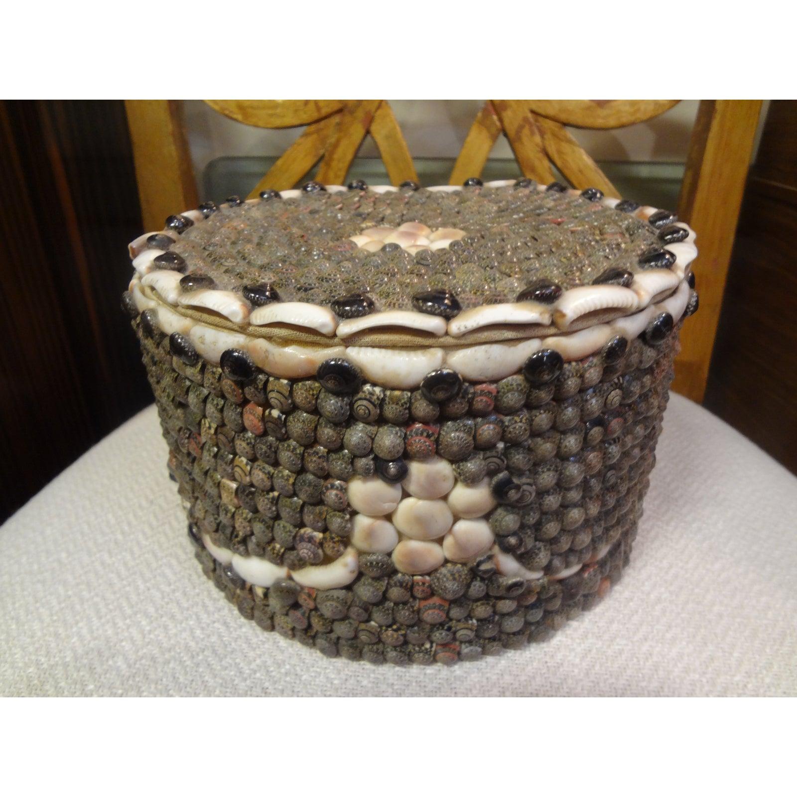 Antique Collar Box Made of Seashells In Good Condition In Houston, TX