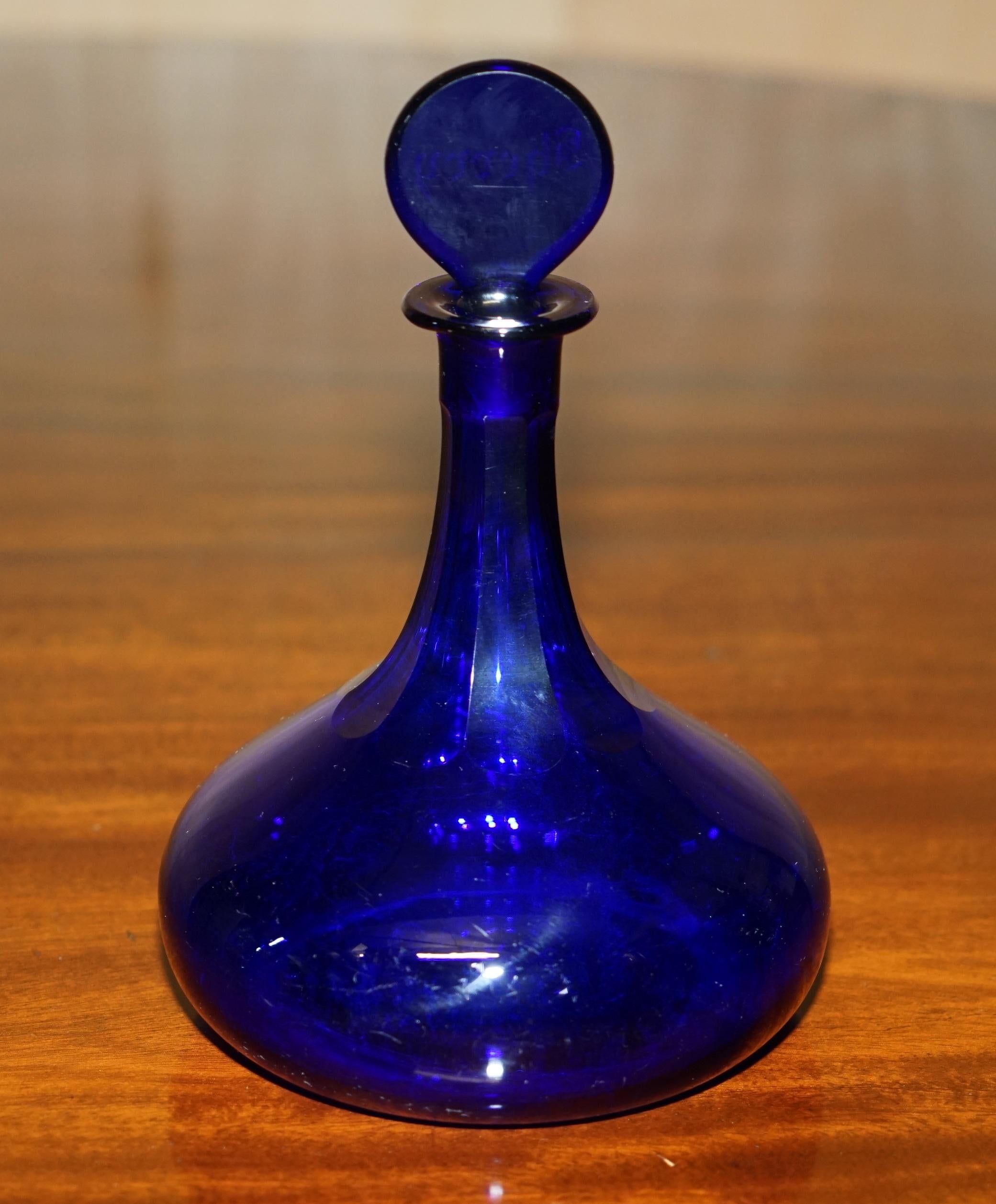 Casa Reale Antiquariato

The Royal House Antiques è lieta di offrire in vendita questo delizioso decanter da sherry in vetro blu cobalto Bristol Blue, risalente agli anni '20 circa, e la coppia di bicchieri corrispondenti. 

Il tappo è inciso con la