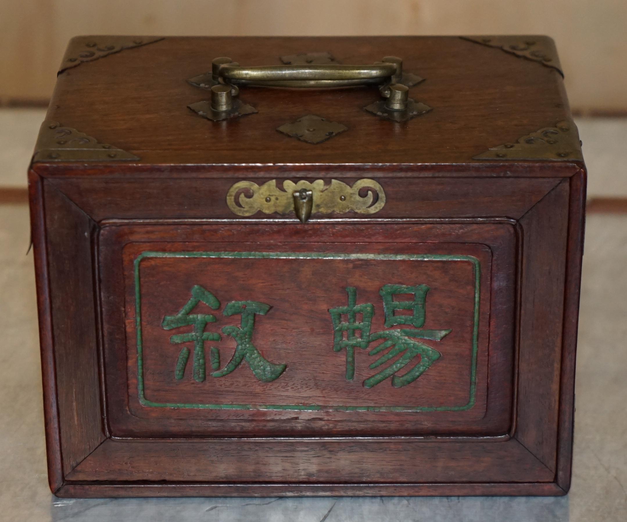 ANTIQUE COLLECTABLE MAHJONG CIRCA 1920'S CHiNESE EXPORT PERIOD HAND CARVED CASE (Chinesisch) im Angebot
