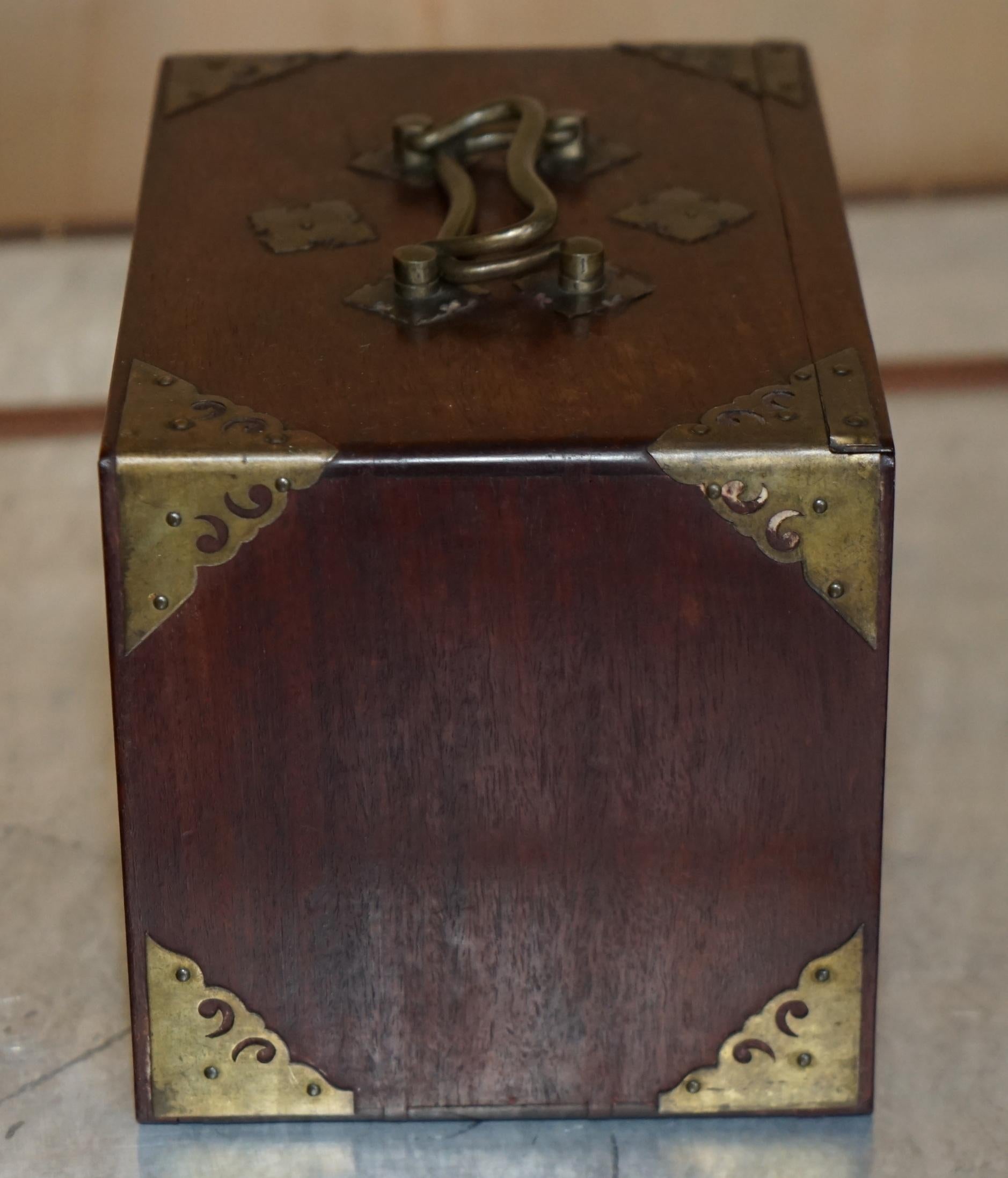 ANTIQUE COLLECTABLE MAHJONG CIRCA 1920'S CHiNESE EXPORT PERIOD HAND CARVED CASE (Handgefertigt) im Angebot