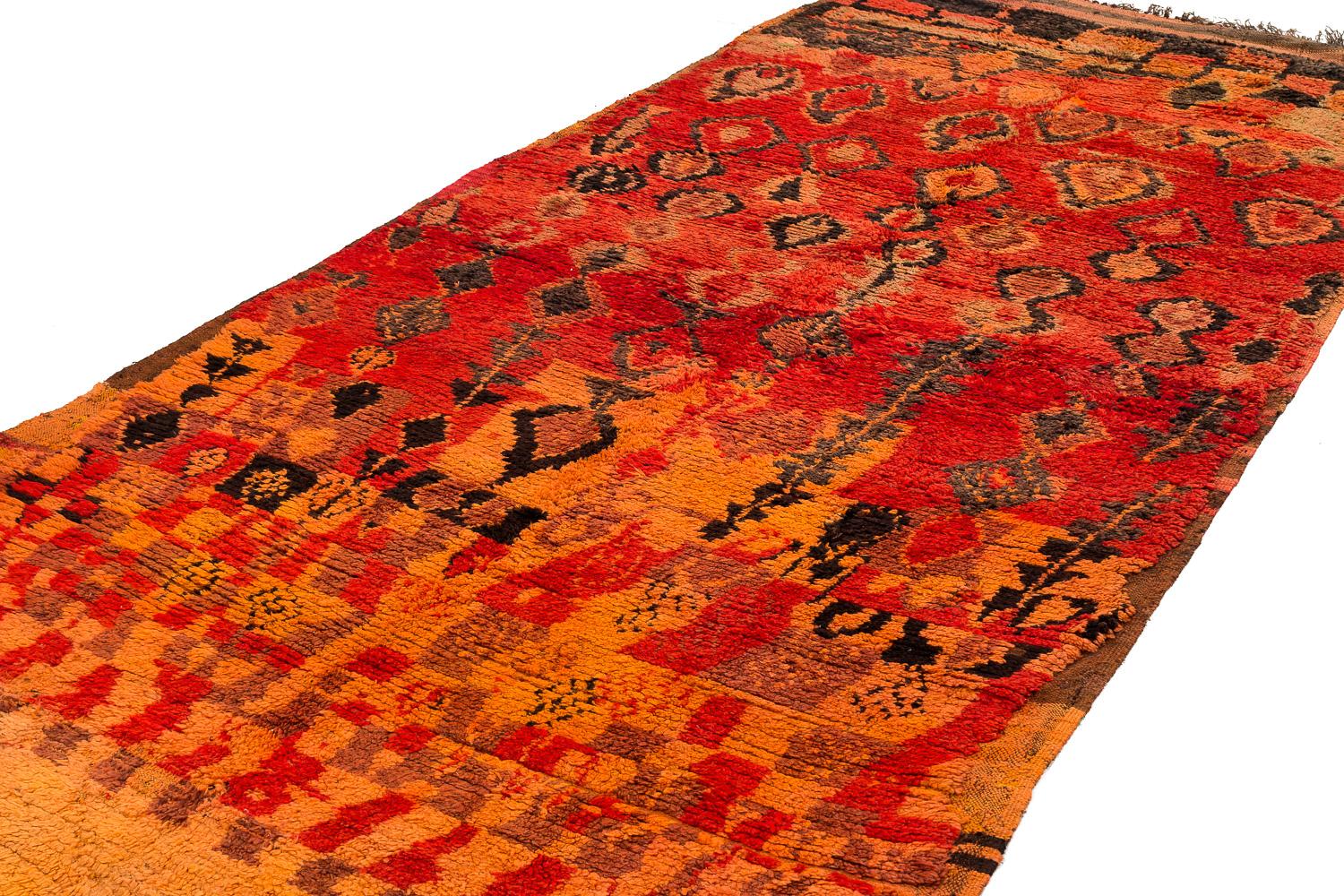 Un raro tappeto marocchino da collezione, antico e vintage, proveniente dalla tribù Boujad Tribe nelle pianure centrali del Marocco. Si tratta di un raro tipo di tappeto marocchino e di un esempio di colori molto vivaci. Caratterizzato da una