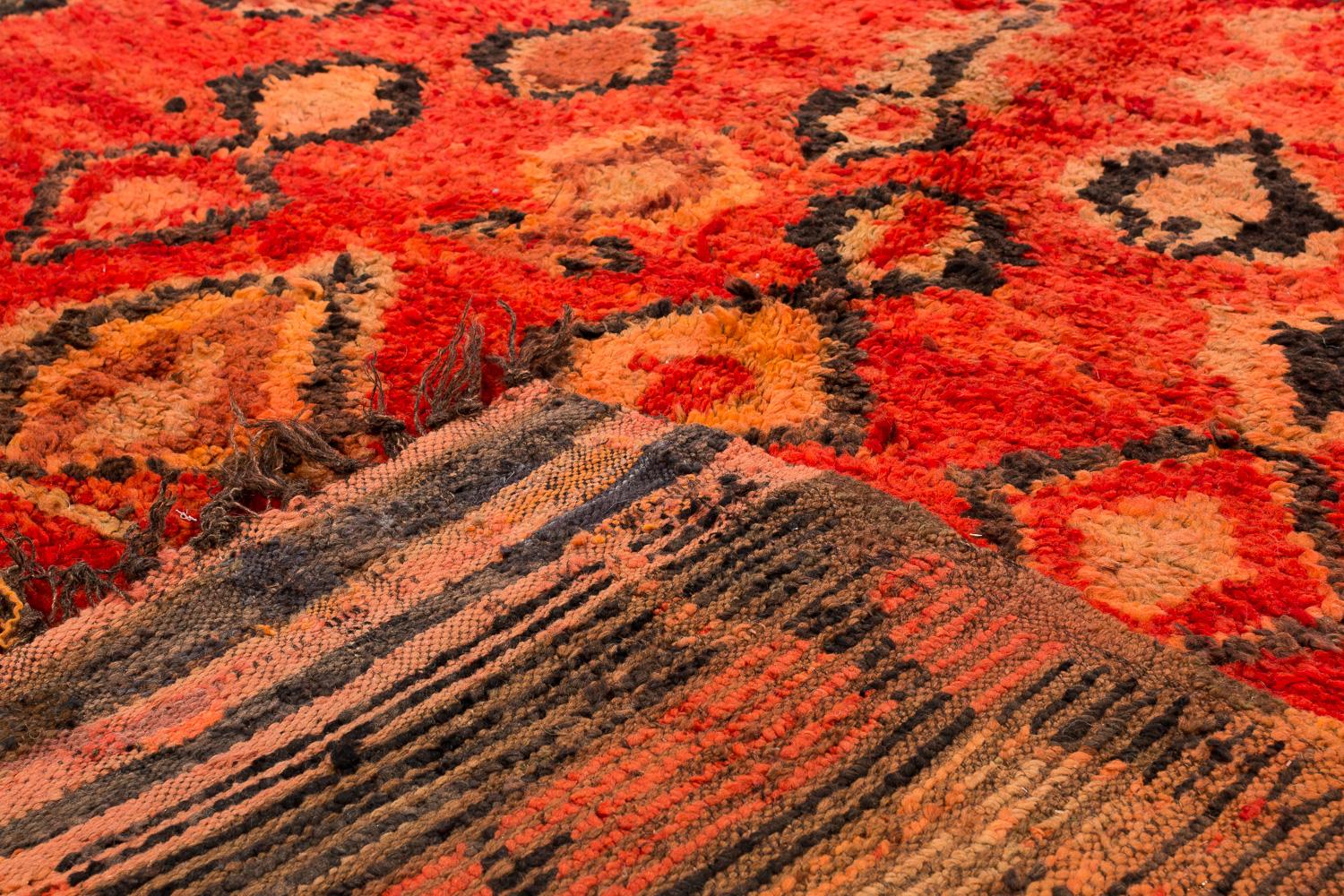 Tessuto a mano Tappeto antico da collezione di metà secolo, autentico Boujad Tribale marocchino in lana rossa in vendita