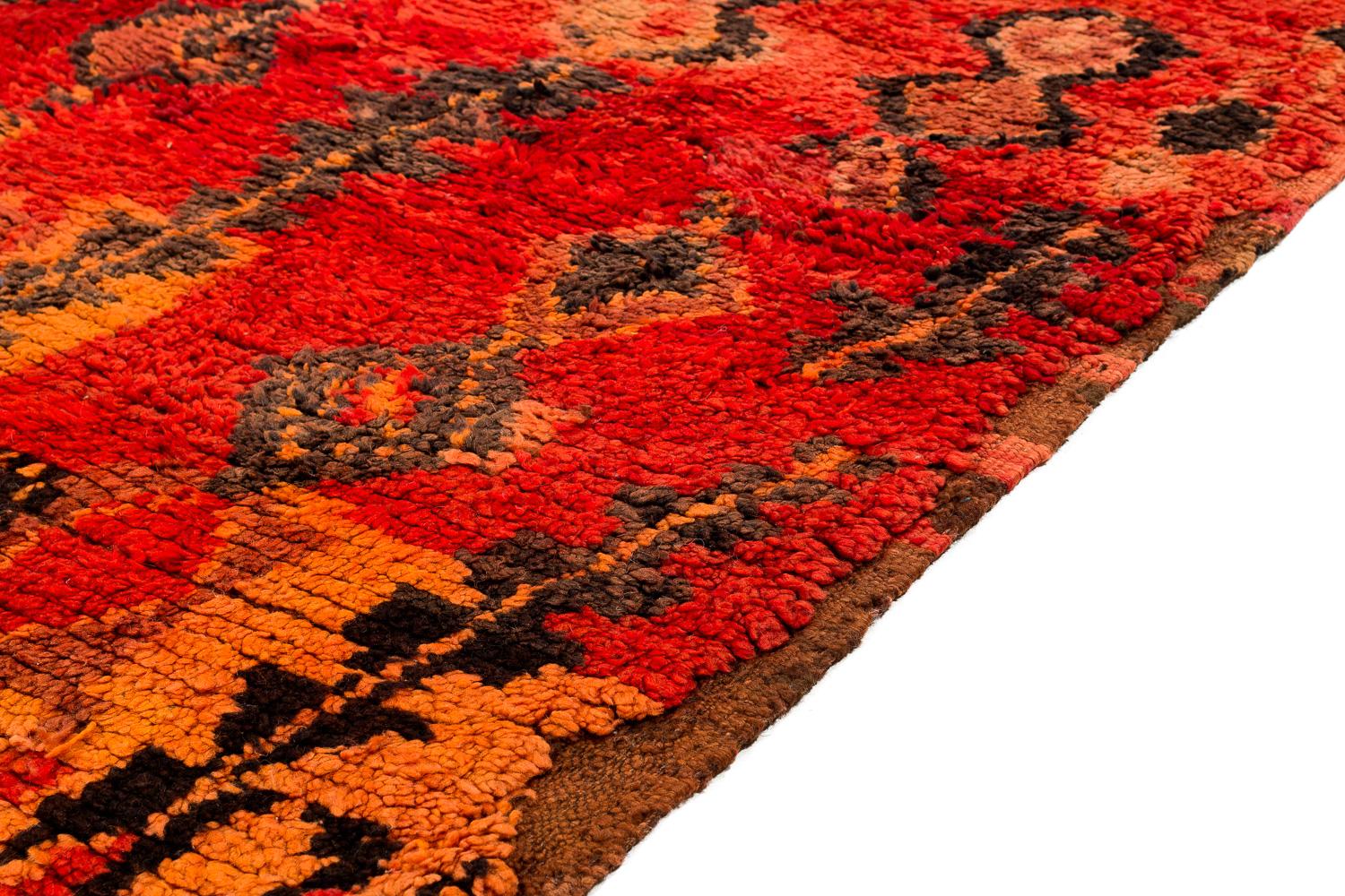 Tappeto antico da collezione di metà secolo, autentico Boujad Tribale marocchino in lana rossa In condizioni ottime in vendita a New York, NY