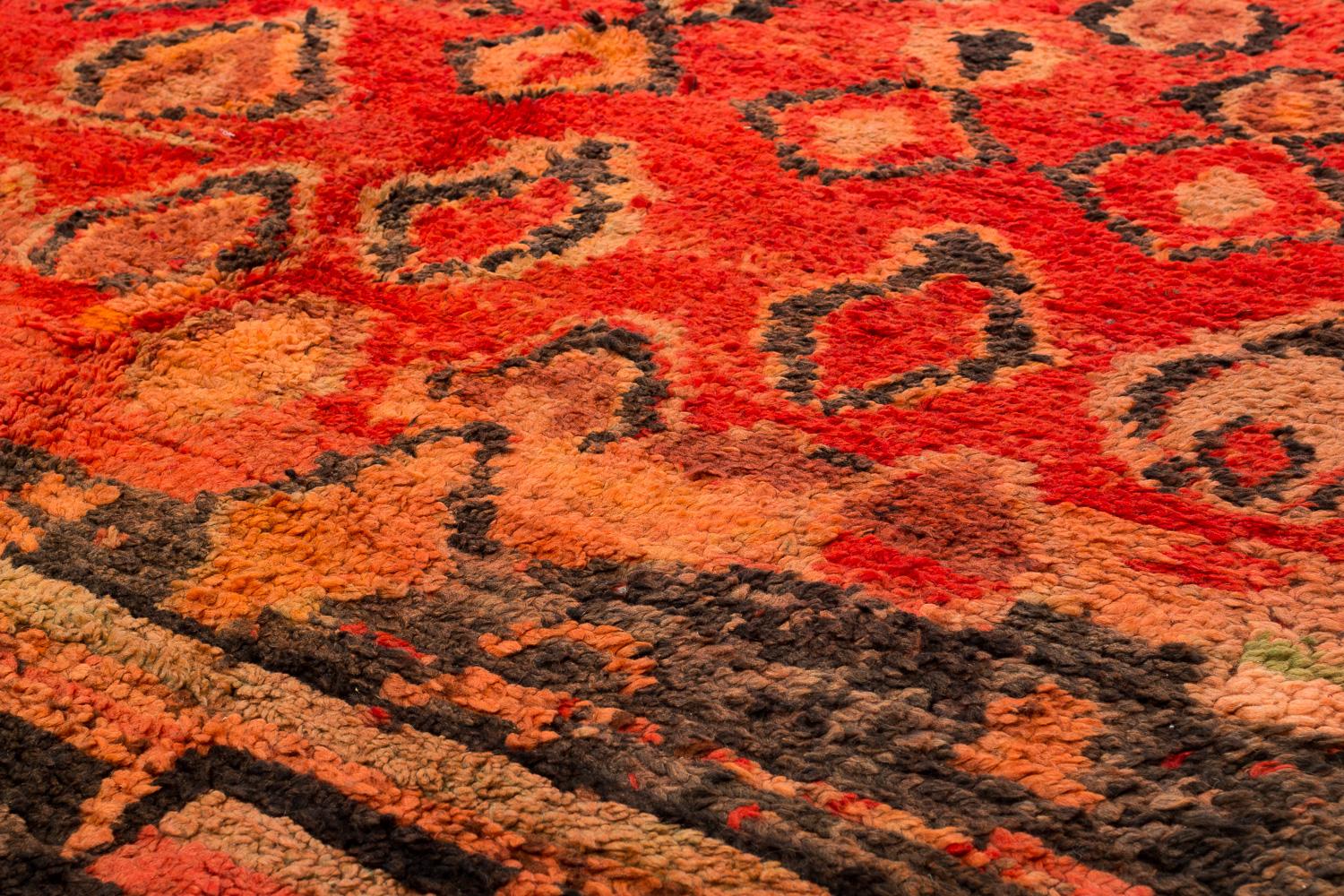 XX secolo Tappeto antico da collezione di metà secolo, autentico Boujad Tribale marocchino in lana rossa in vendita