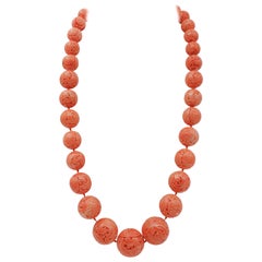 Collier de collection ancien orné de grandes sphères de corail gravées