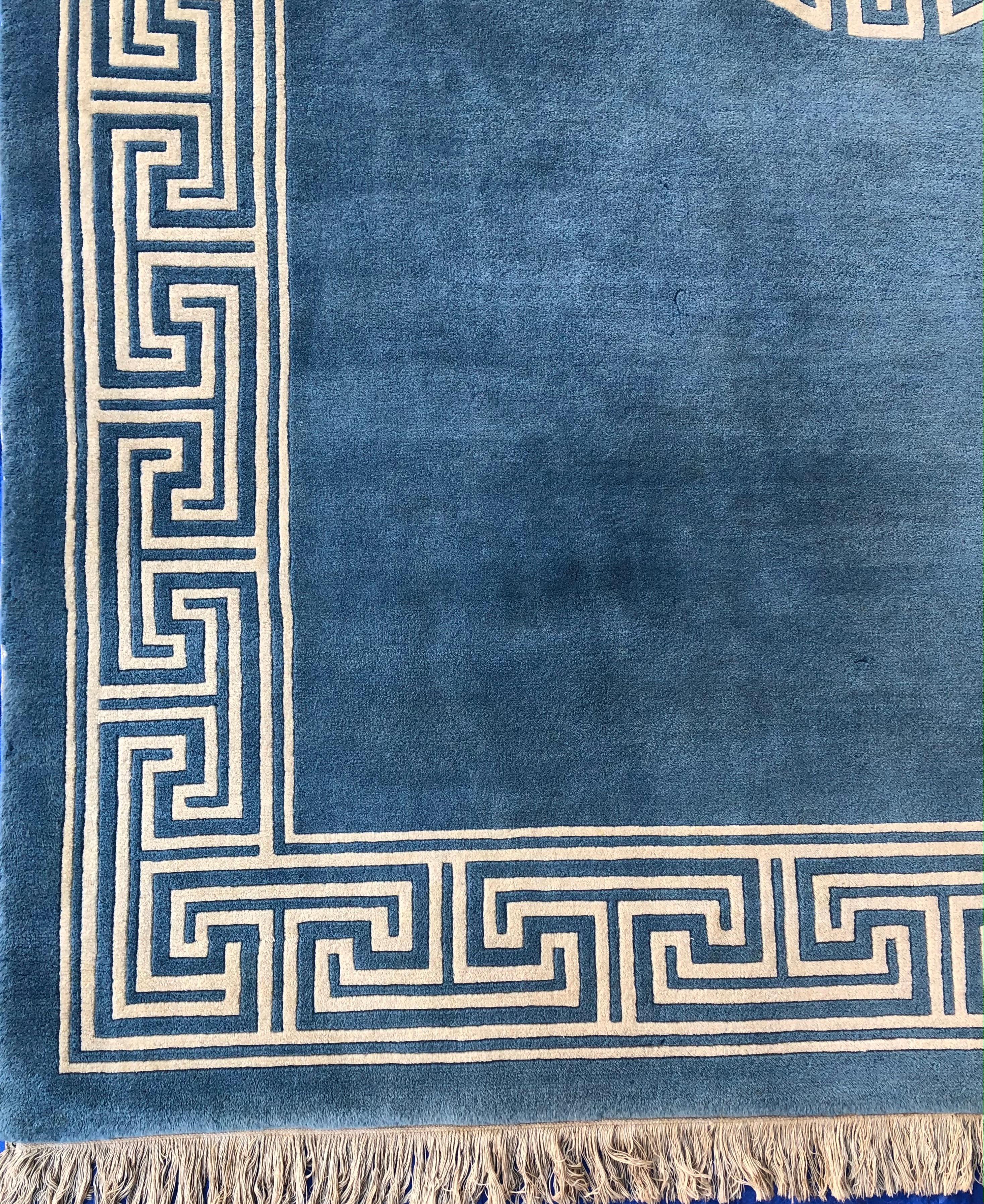 Eine feine antike Ningxia blau und beige handgefertigten Seidenteppich.

Dieser moderne Seidenteppich strahlt eine wahrhaft fröhliche Aura aus. Sein Design basiert auf geometrischen Figuren, die regelmäßig auf dem gesamten Feld angeordnet sind,