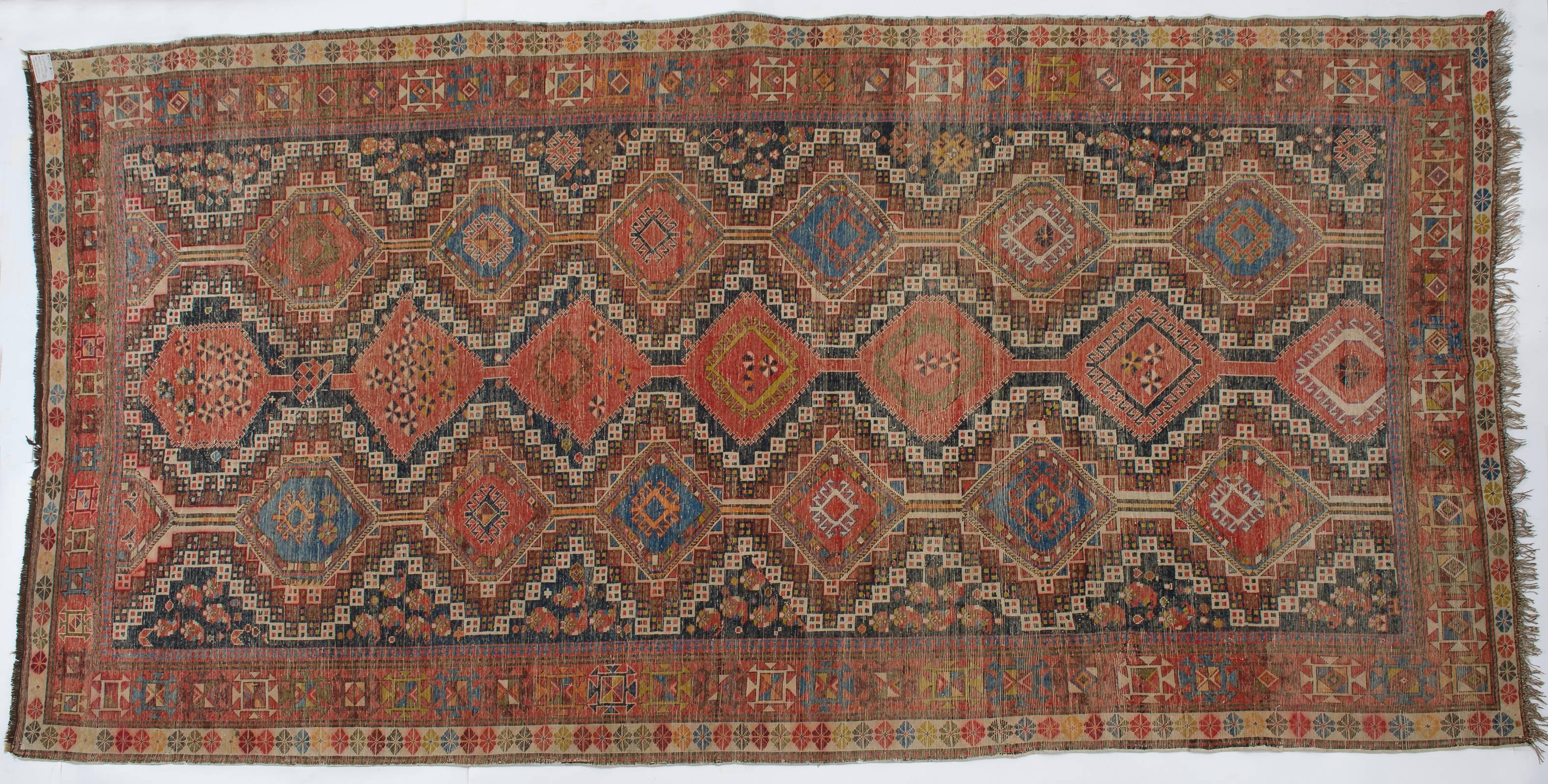 nr. 1067 de ma Collection S -
Tapis ancien de Shirvan, parfait pour la Collectional, avec des tailles rares (comme les tapis du Caucase).
La couleur bleue de son fond fait l'objet d'une longue procédure de préparation spéciale et est utilisée pour