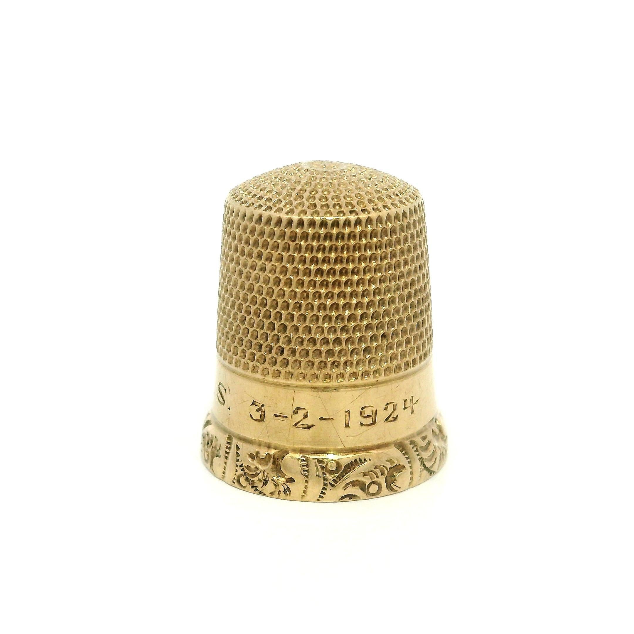 MATERIAL : Or jaune 10k massif
Poids : 2,6 grammes
Hauteur totale : 18,7 mm (0,73