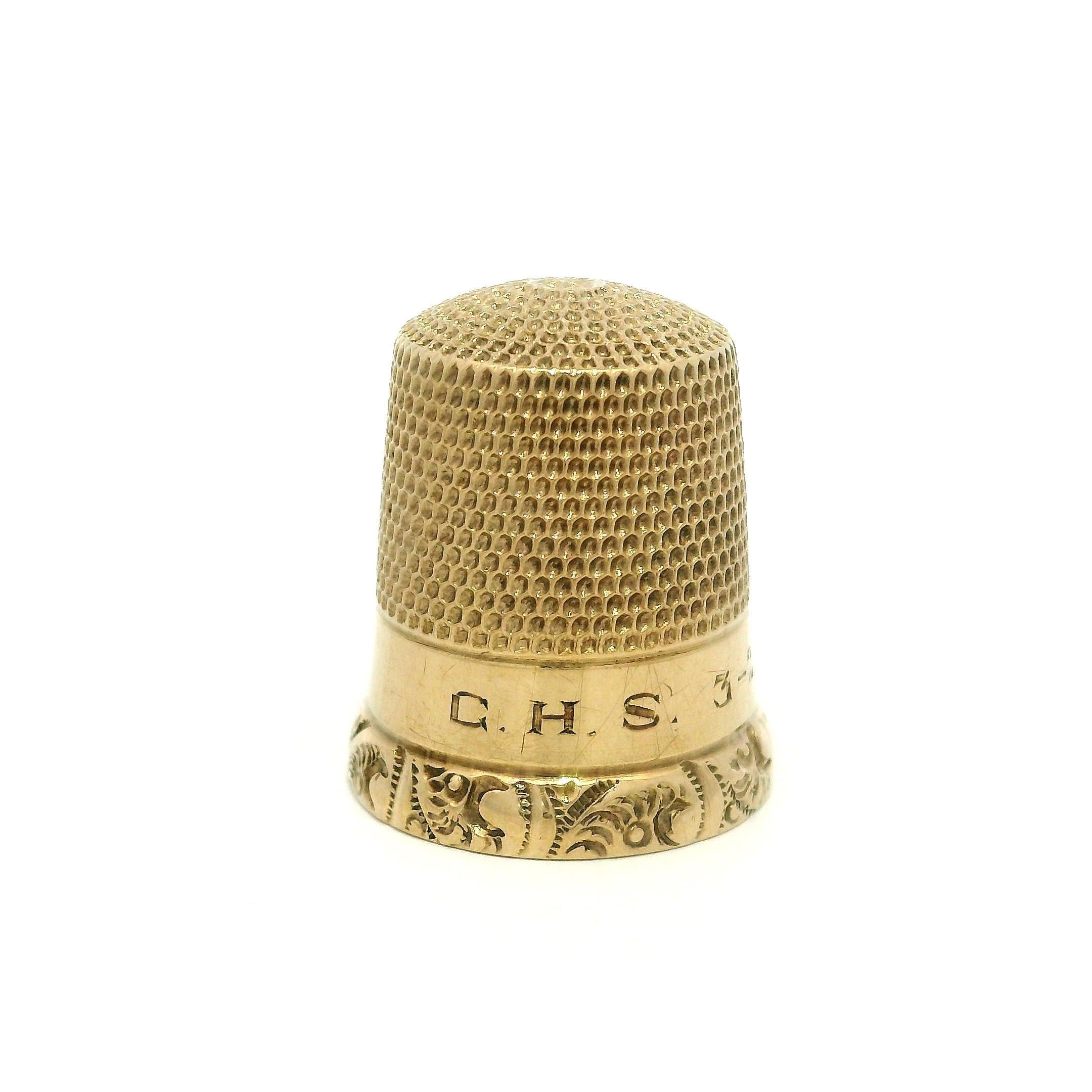 Antique Collectible Solid 10k Yellow Gold Hand Engraved Sewing Thimble Date 1924 Excellent état - En vente à Montclair, NJ