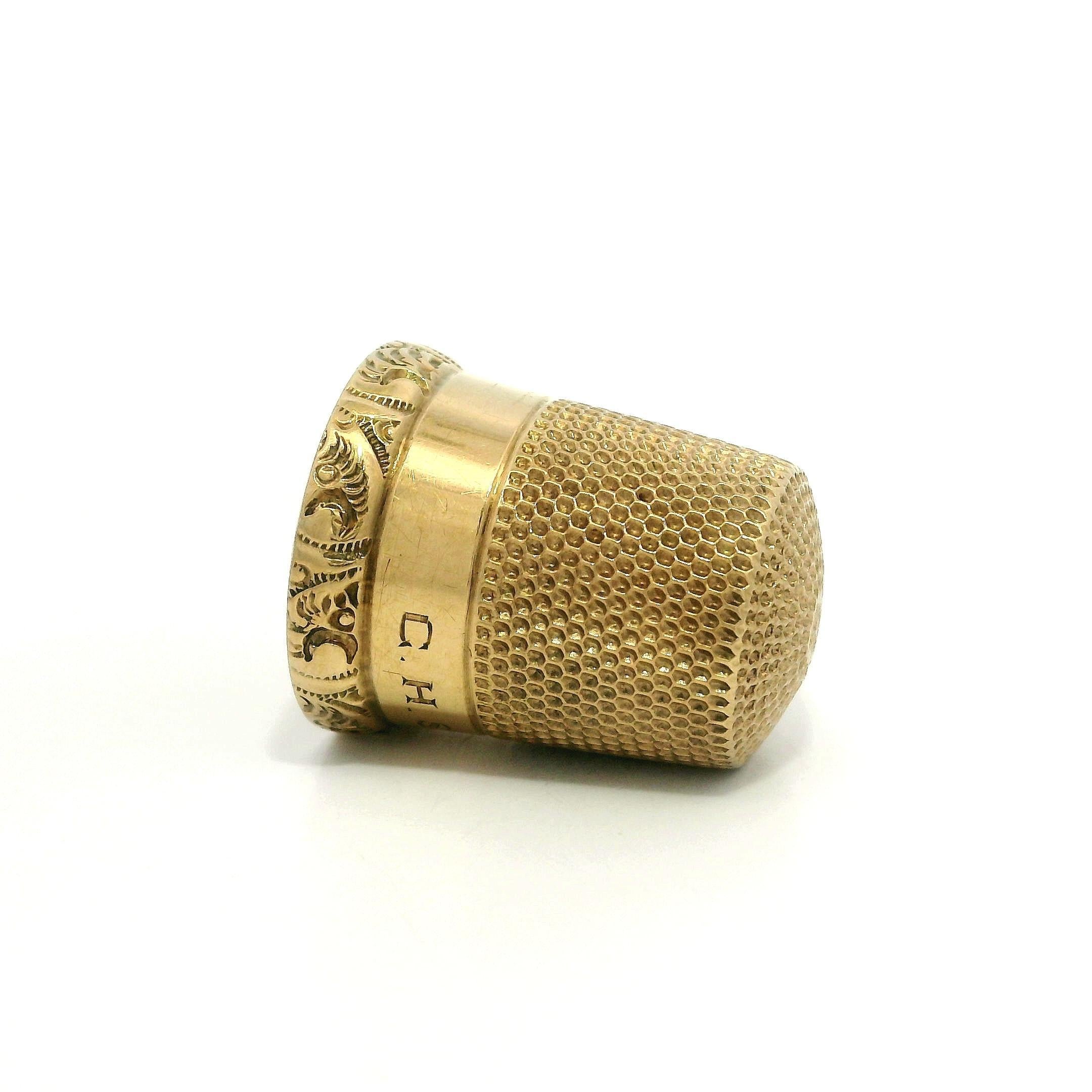 Antique Collectible Solid 10k Yellow Gold Hand Engraved Sewing Thimble Date 1924 Unisexe en vente