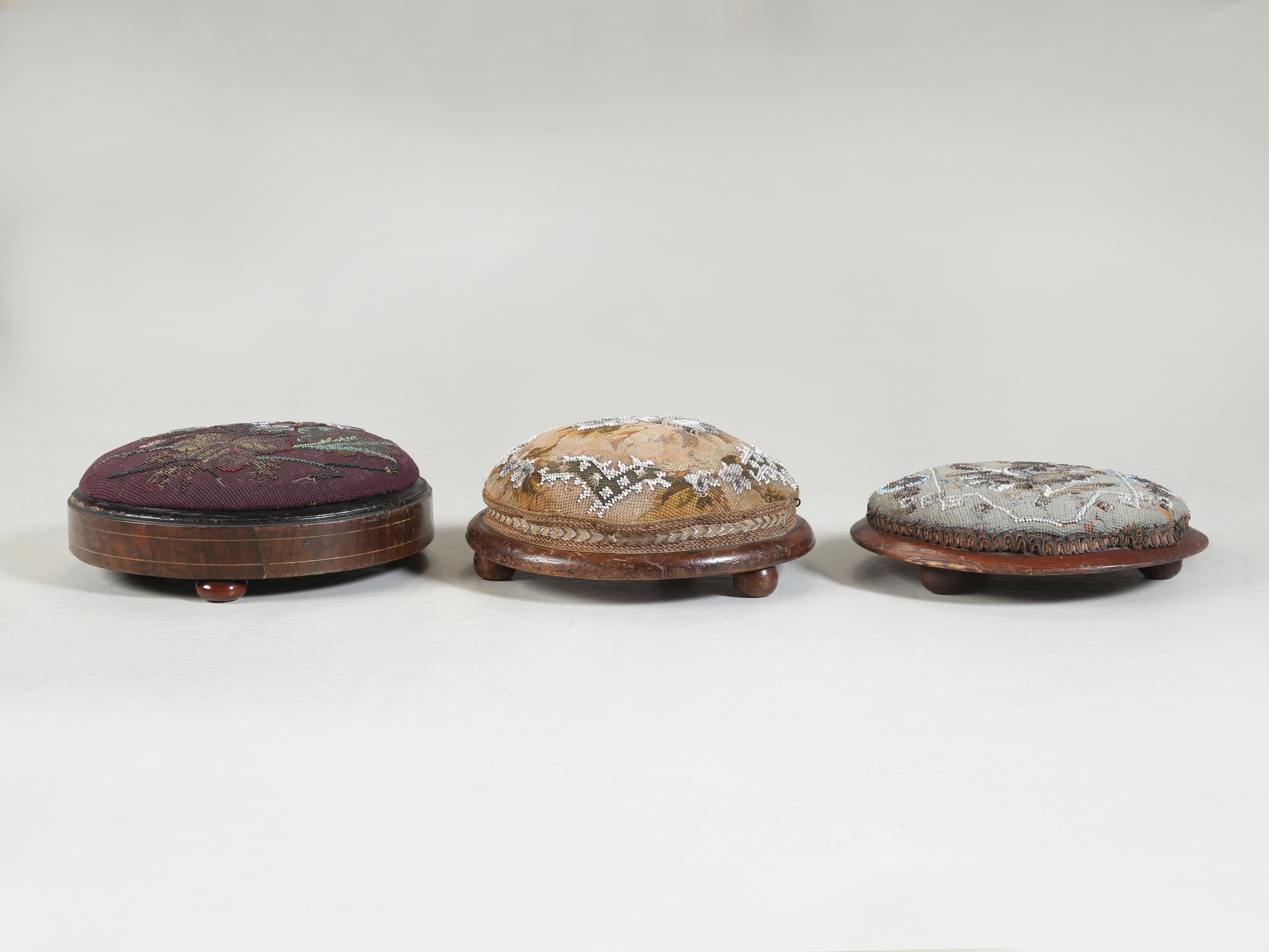 Antike Collection of English Hand-Beaded Ladies Footstools or Ottoman's aus der späten viktorianischen Zeit. Die Perlenstickereien sind immer noch in bemerkenswert gutem Zustand, wenn man bedenkt, dass sie über 125 Jahre alt sind.
