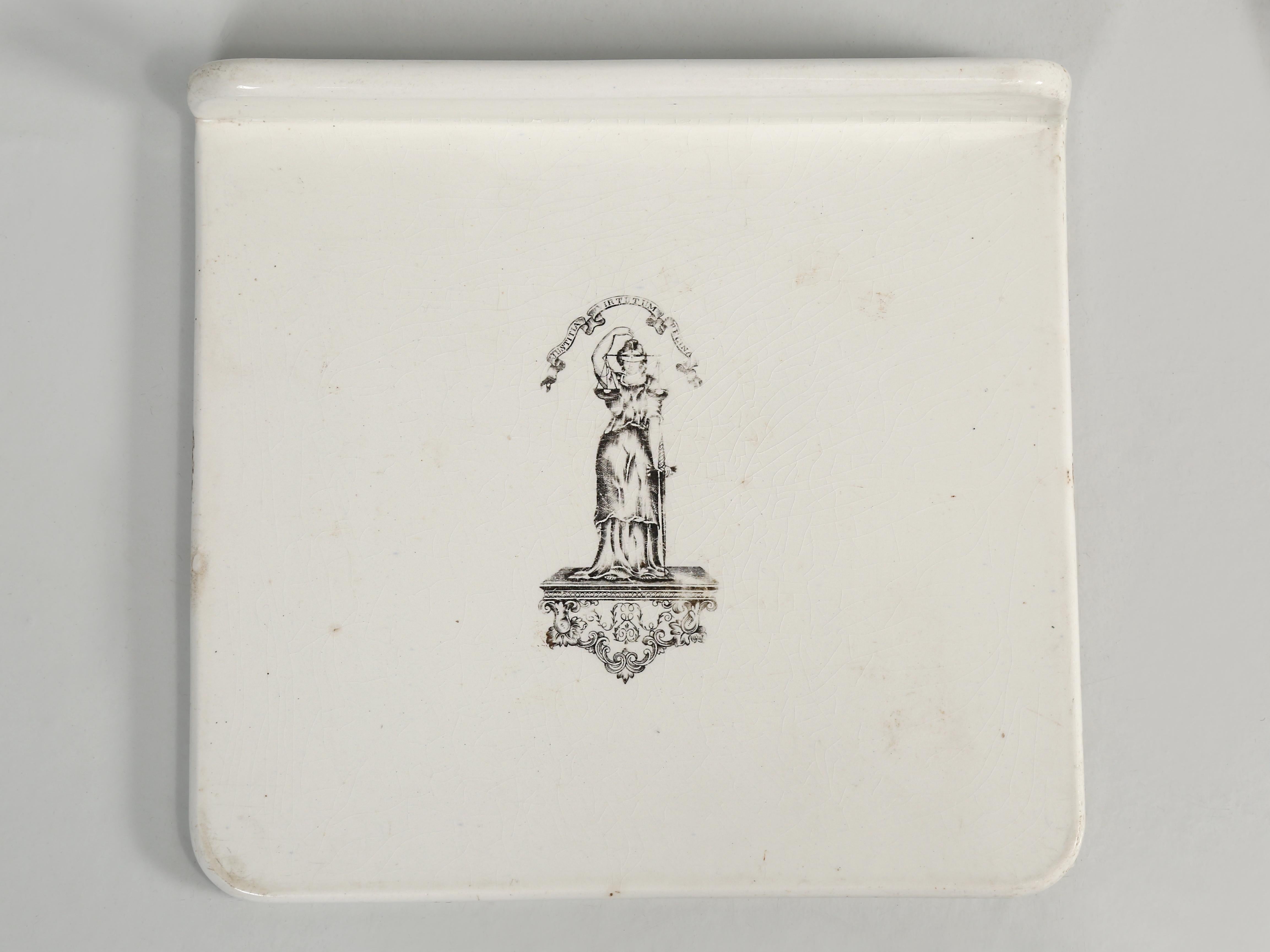 Maravillosa y bastante rara colección de antiguas placas de escamas inglesas de ironstone blanco, con logotipos publicitarios de entre 1800 y principios de 1900. Suponiendo que no vayas a utilizar estos platos decorativos de balanza en una balanza