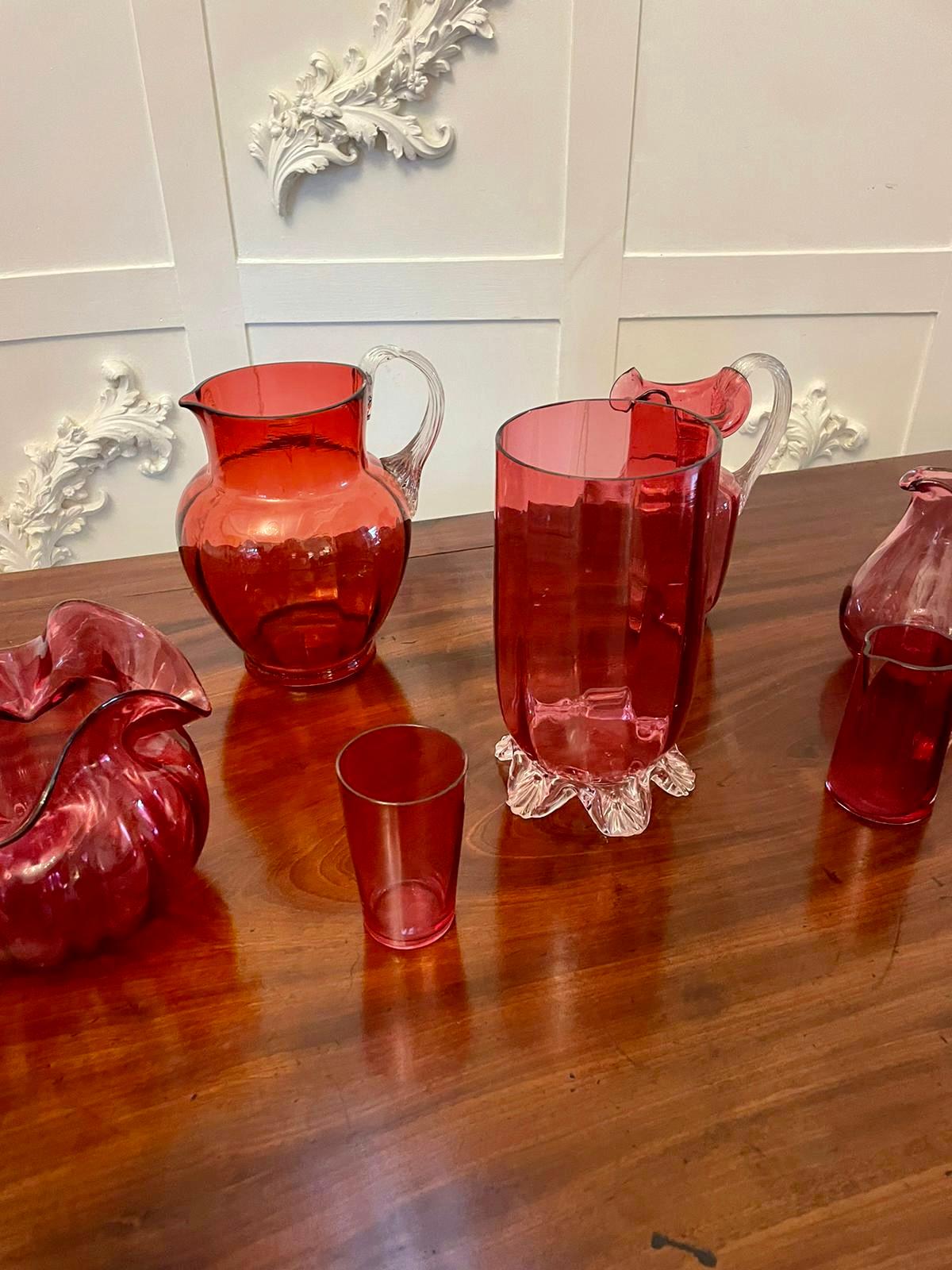 Inglese Collezione antica di oggetti in vetro color mirtillo rosso di qualità vittoriana in vendita