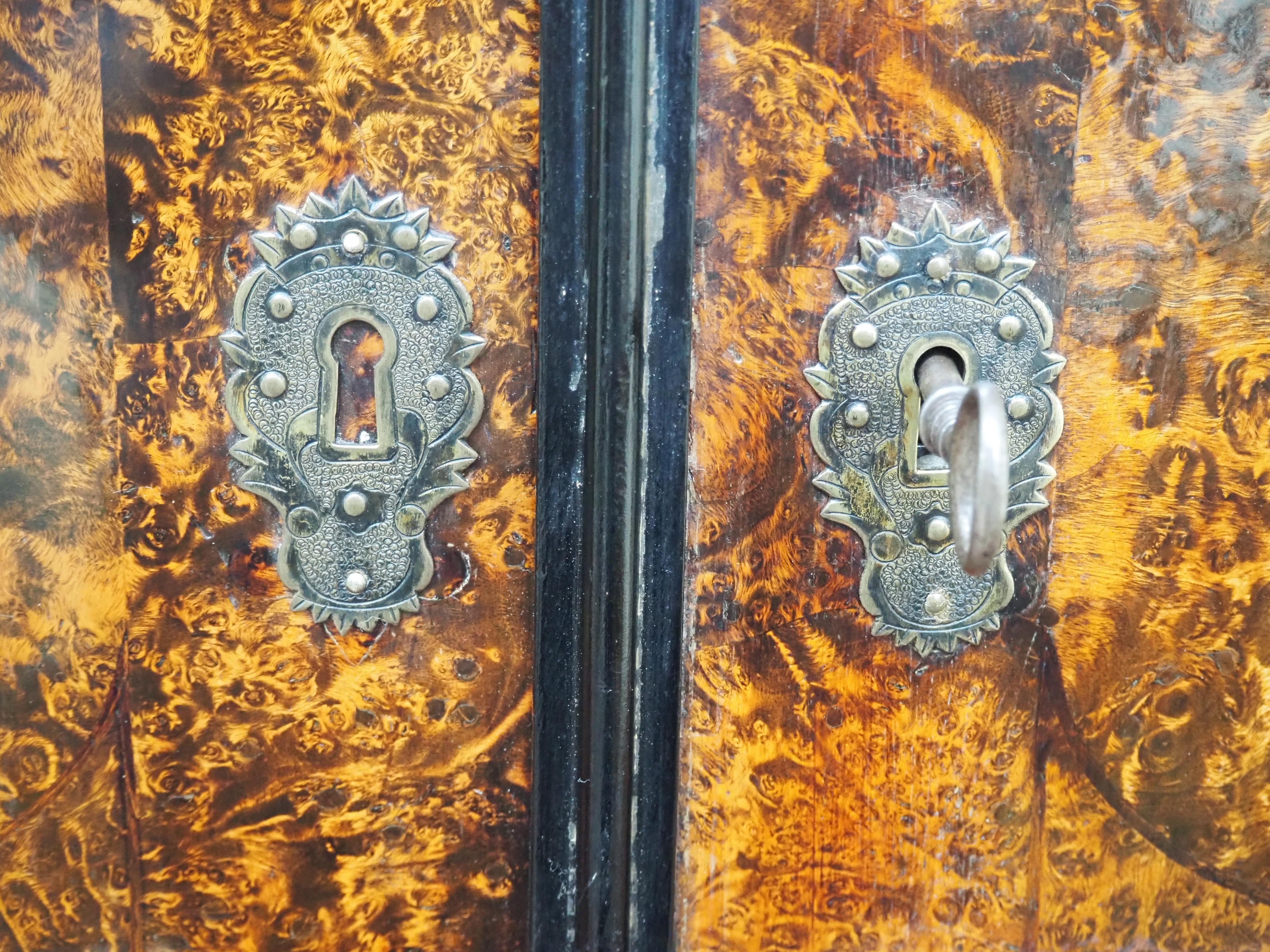 Belga Antico gabinetto di miniature da collezione, primo quarto del XVIII secolo in vendita