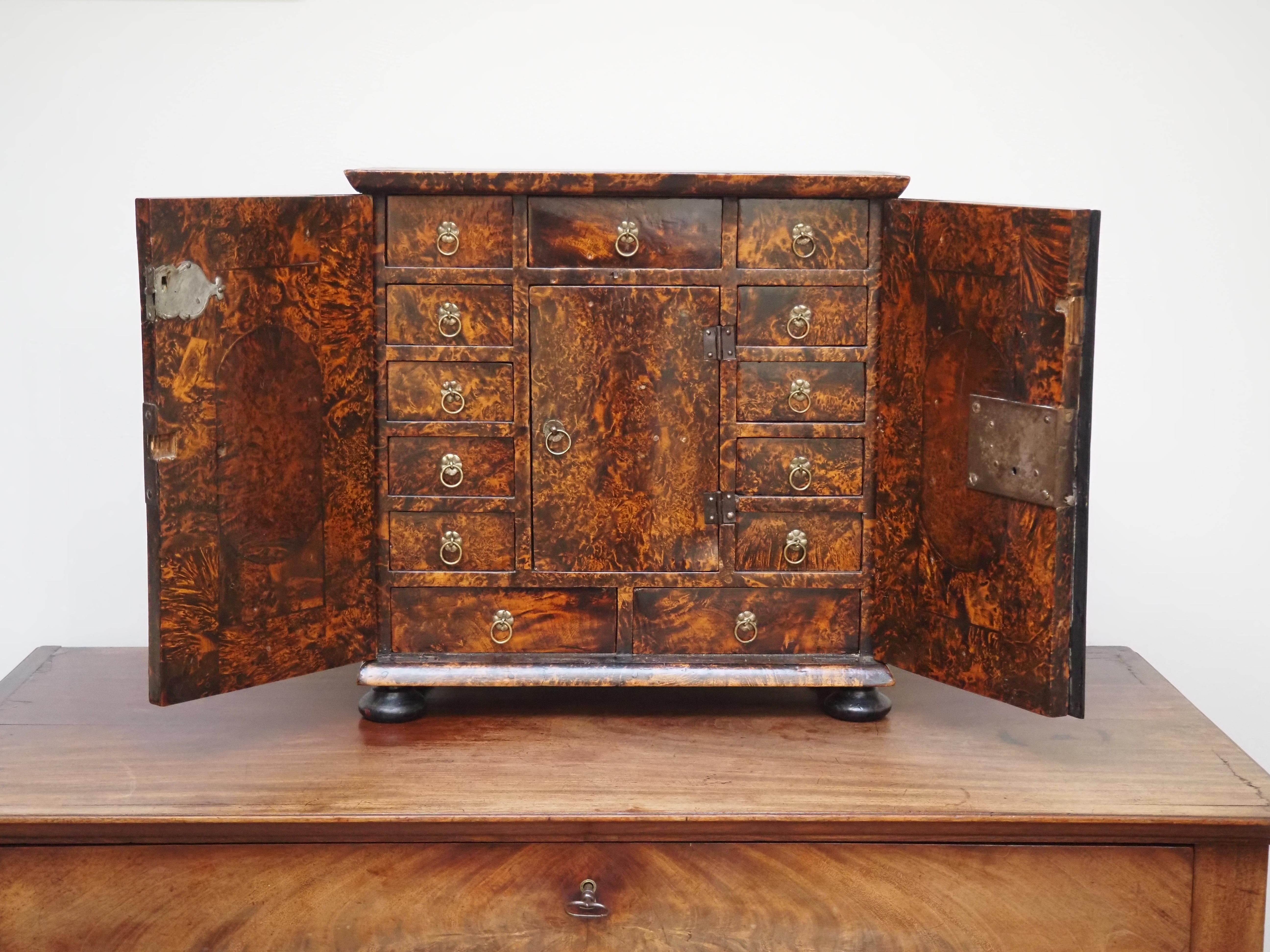 Antico gabinetto di miniature da collezione, primo quarto del XVIII secolo In condizioni buone in vendita a Gorssel, GE