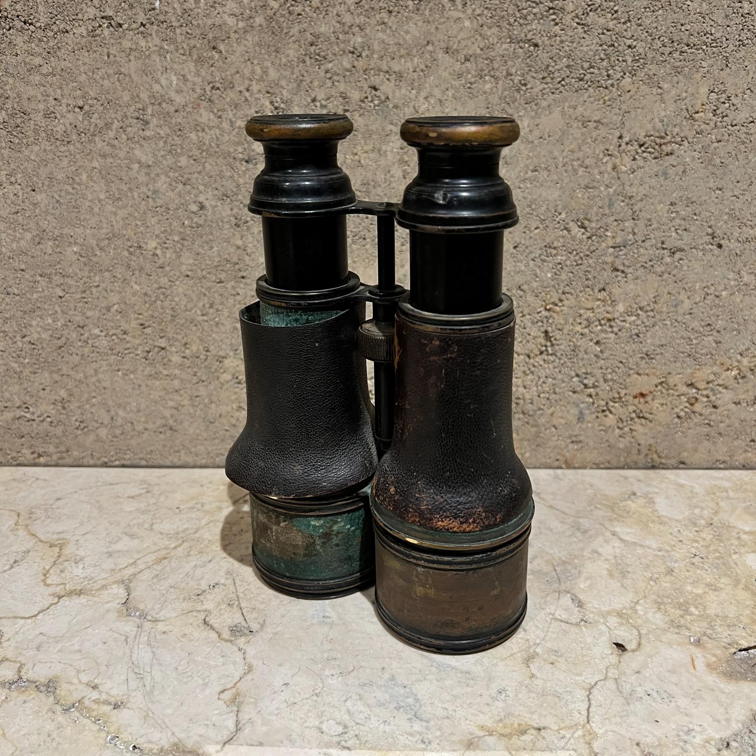 AMBIANIC présente
Jumelles vintage Colmont FT Paris
Colmont société française d'optique connue pour ses jumelles de haute qualité 
corps recouvert de cuir
cachet de l'auteur présent
7,75 x 5 w x 2,5
Etat original non restauré.
Reportez-vous aux