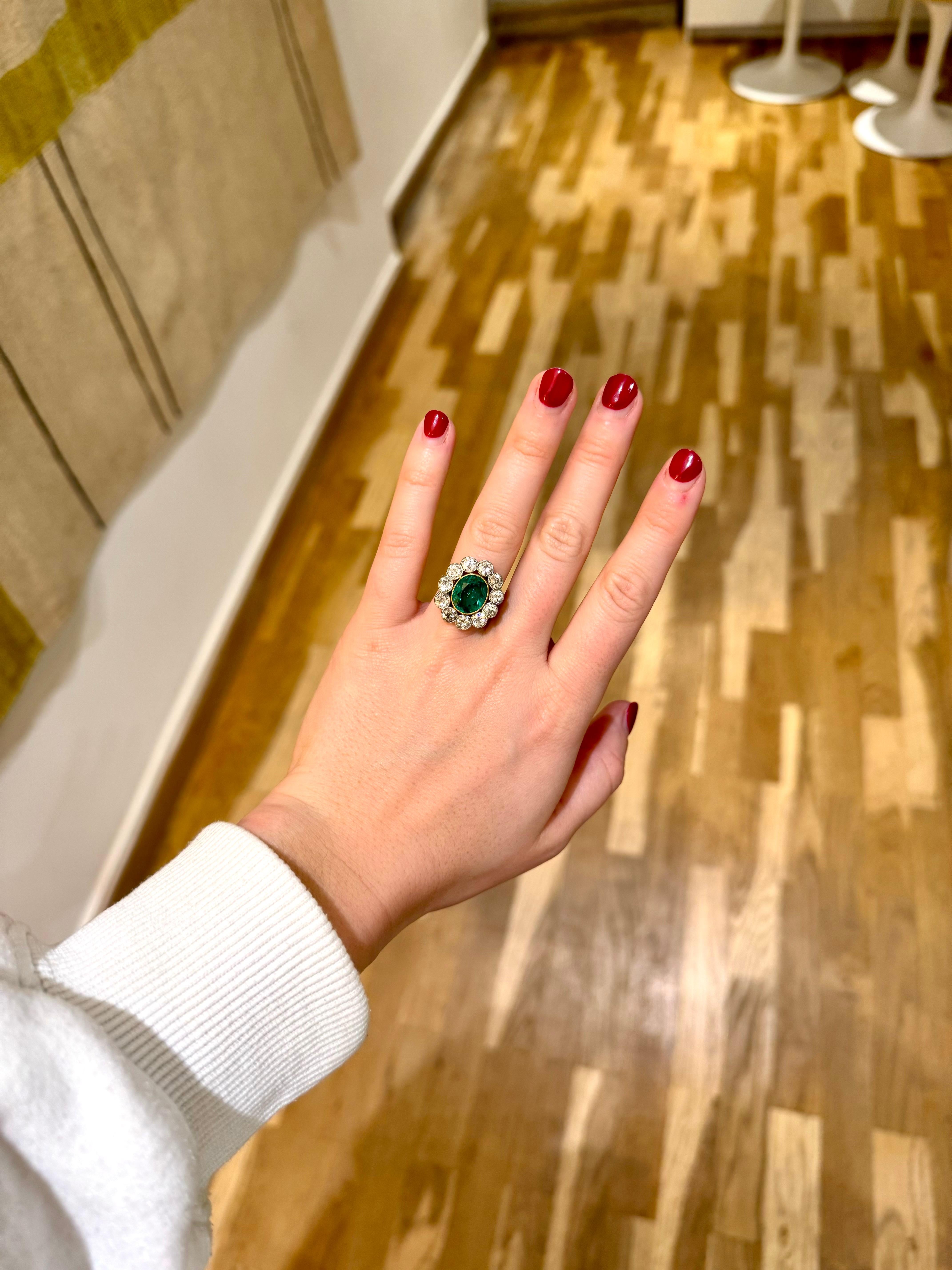 Women's or Men's Antique Colombian Emerald (+/- 2.90 Carats) and diamonds cluster ring circa 1910