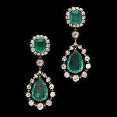 Boucles d'oreilles pendantes anciennes en émeraude de Colombie et diamant Circa 1860