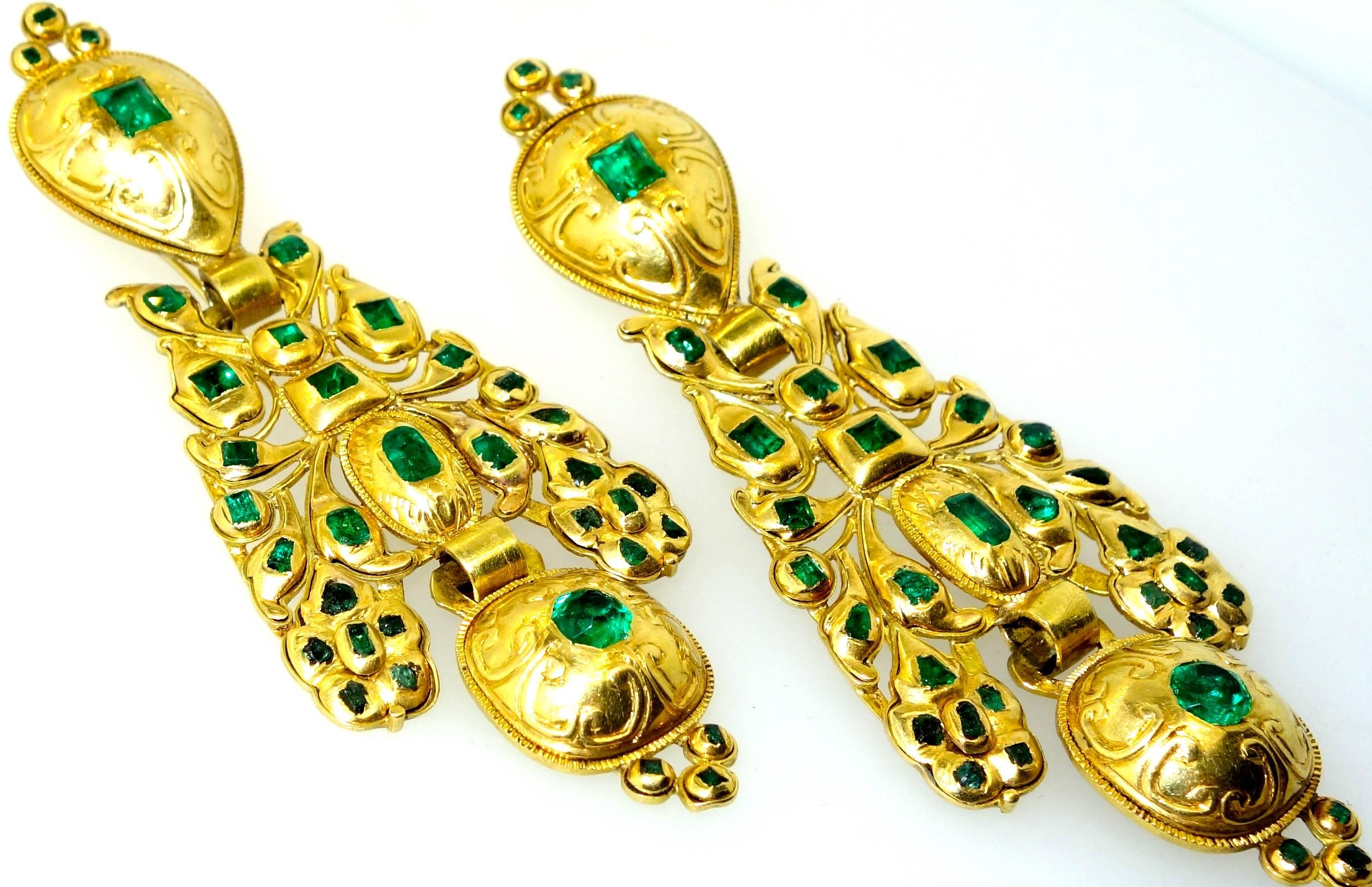 Colombian Emerald and Gold Earrings In Excellent Condition In Aspen, CO