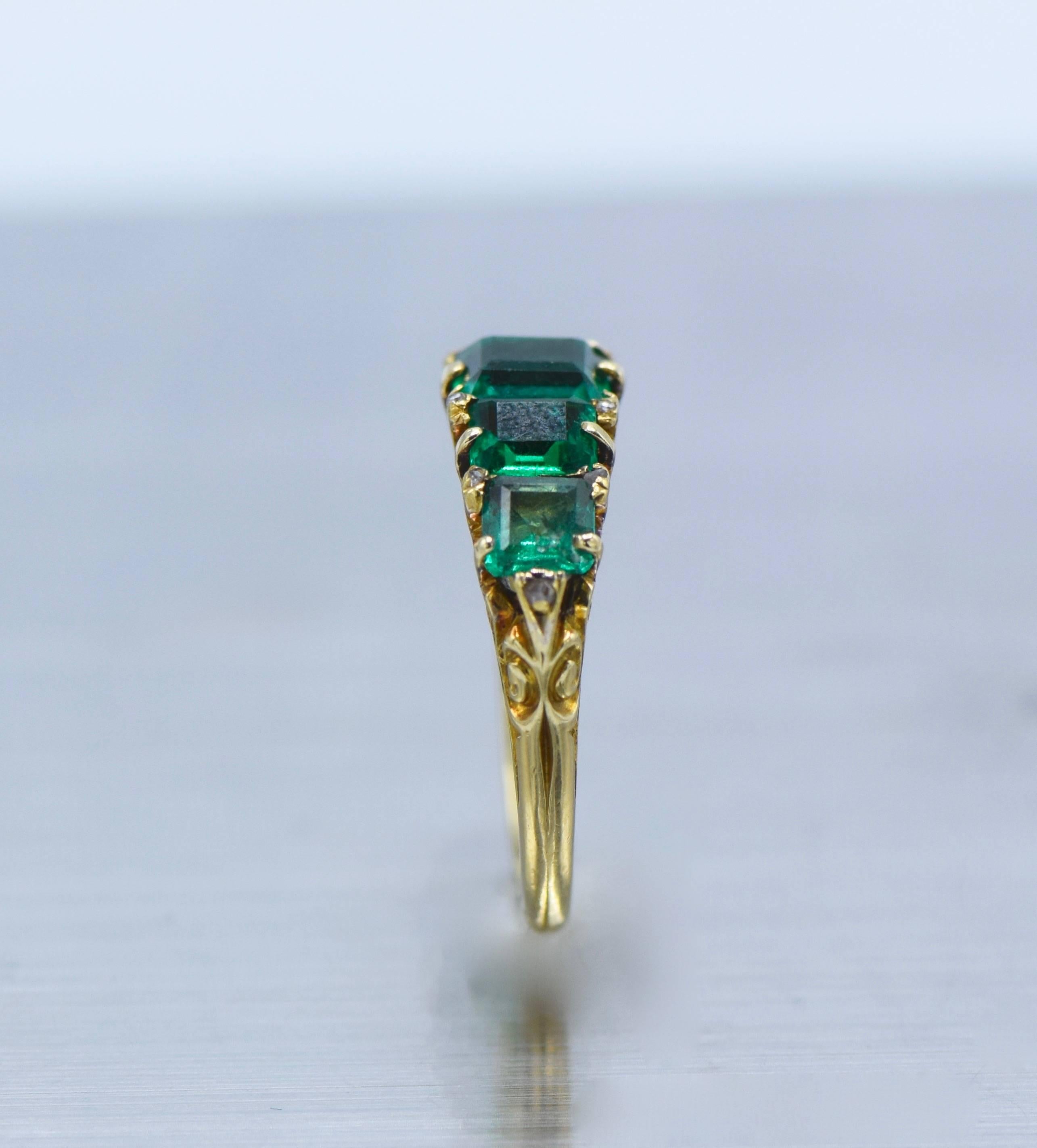 Antique Columbian Design Emerald Ring embedded in 18k Gold 

Green Emerald Weight: 3 Carat 

Size: 5.25 