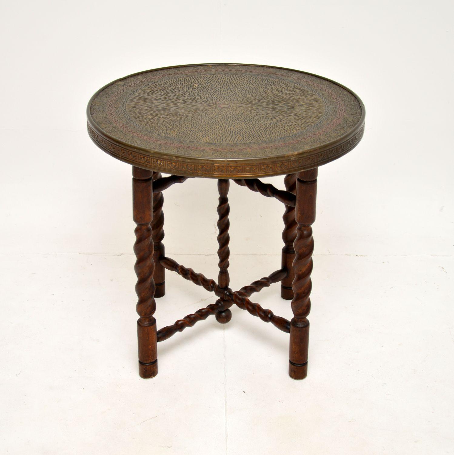 Magnifique table basse pliante coloniale ancienne en torsion d'orge, probablement fabriquée par les Britanniques en Inde, et datant d'environ la période 1900-1920.

Il est très bien fabriqué, la base pliante est en chêne massif et magnifiquement