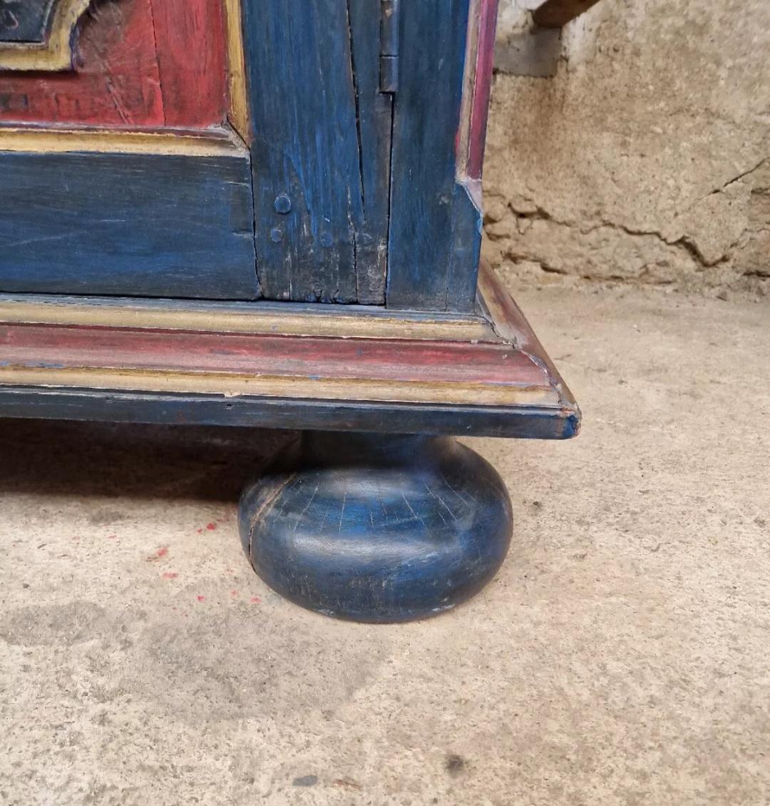 Questo antico armadio bavarese Schrank, realizzato in Germania all'inizio del XIX secolo, è un'aggiunta straordinaria a qualsiasi camera da letto. Con due porte e un esterno in legno massiccio blu rifinito con vernice, è funzionale e bello allo