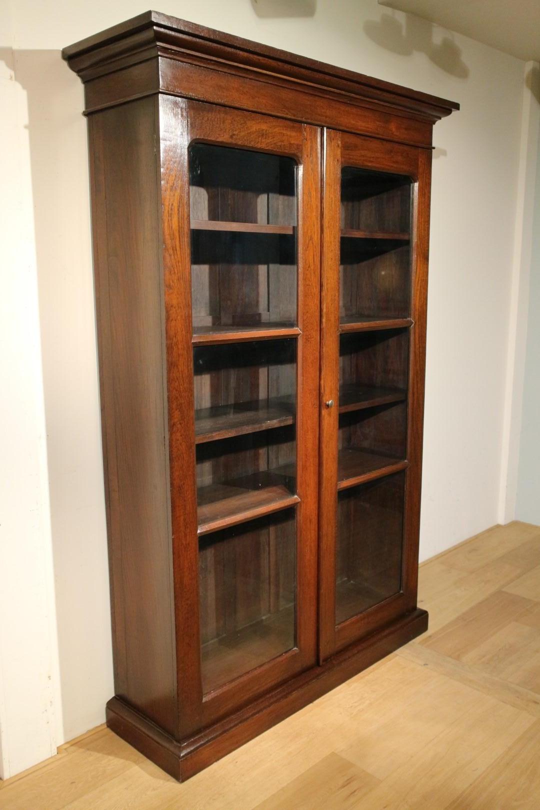 Beautiful antique colonial teak 2 door bookcase in very good condition and top quality.
The cabinet has 4 shelves. Mostly the original glass.
Origin: Colonial India
Period: Approx. 1890
Size:123cm x 35cm x H.206cm.
