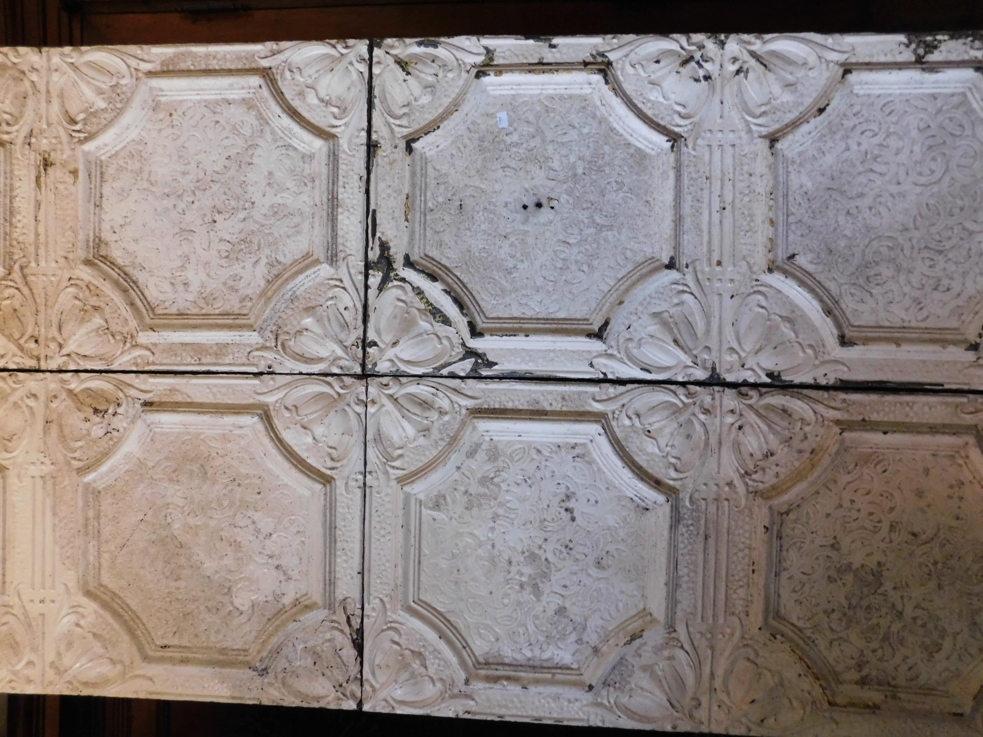 Embossé Plafonnier colonial ancien en métal embossé blanc, 19ème siècle, Italie en vente