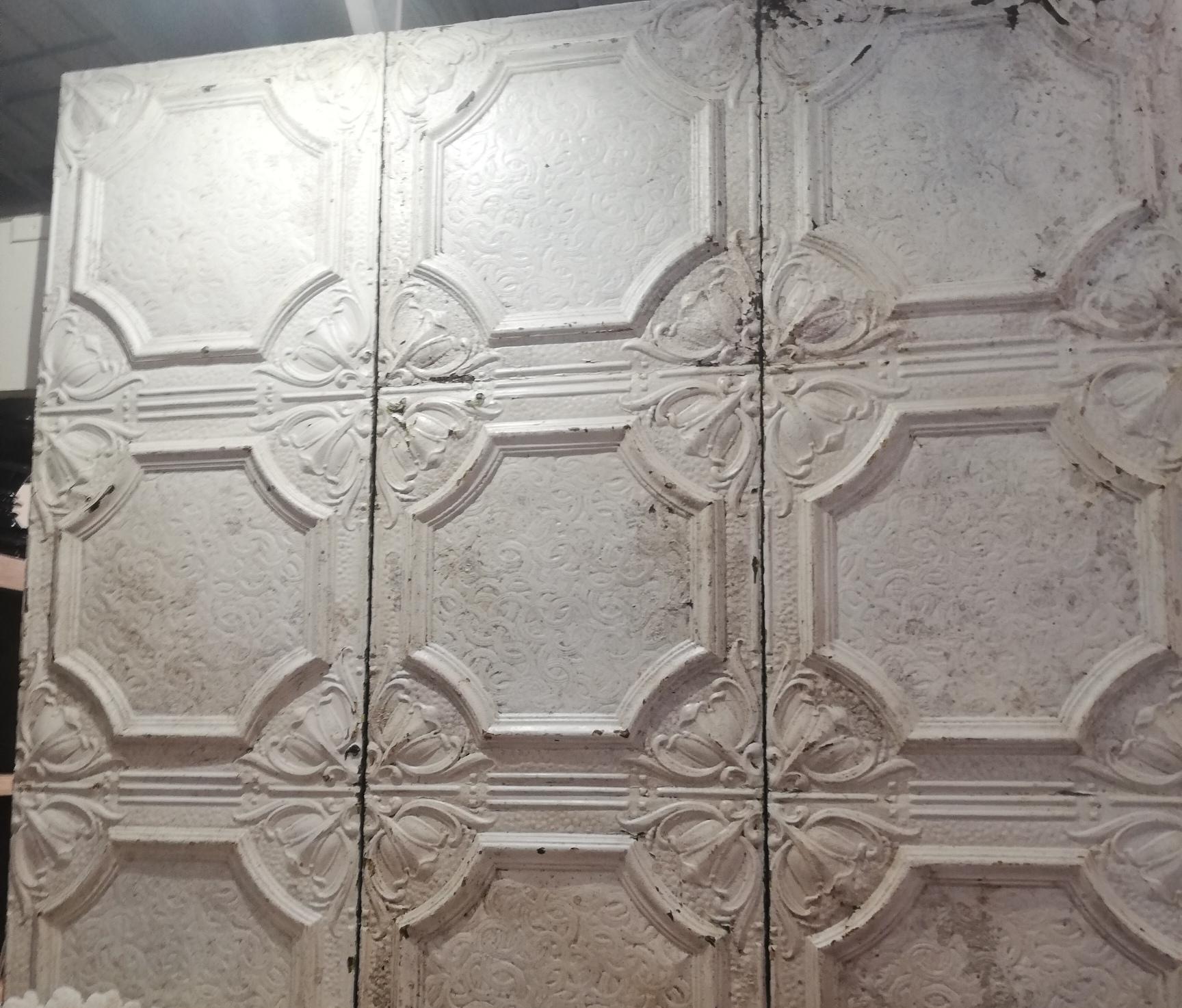 Antique set of 16 square meters of boiserie or ceiling panels, in white lacquered sheet metal, hand-embossed with typical tiles of the time, each panel measures 60 cm x 180 cm and has 3 joined panels. Produced for home in the late 19th century, in