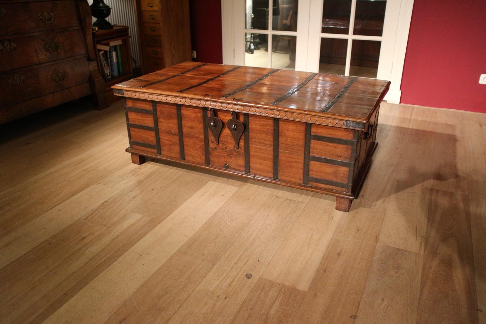 Beautiful antique teak chest in perfect condition. Good to use as a coffee table.
Origin: colonial India
Period: Approx. 1870
Size: 78cm x 142cm x h.50cm.