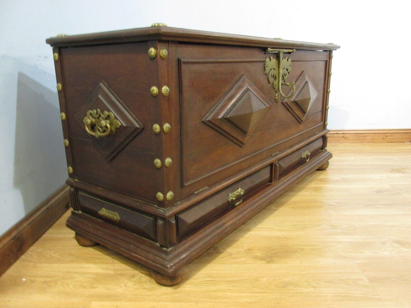 Unique antique colonial coffer trunk
Hand crafted from padauk with brass fixtures
Great the way it opens up completely including the side panel folding down
Bought from a private residenc in London's Belsize Park
Offered in great shape ready for