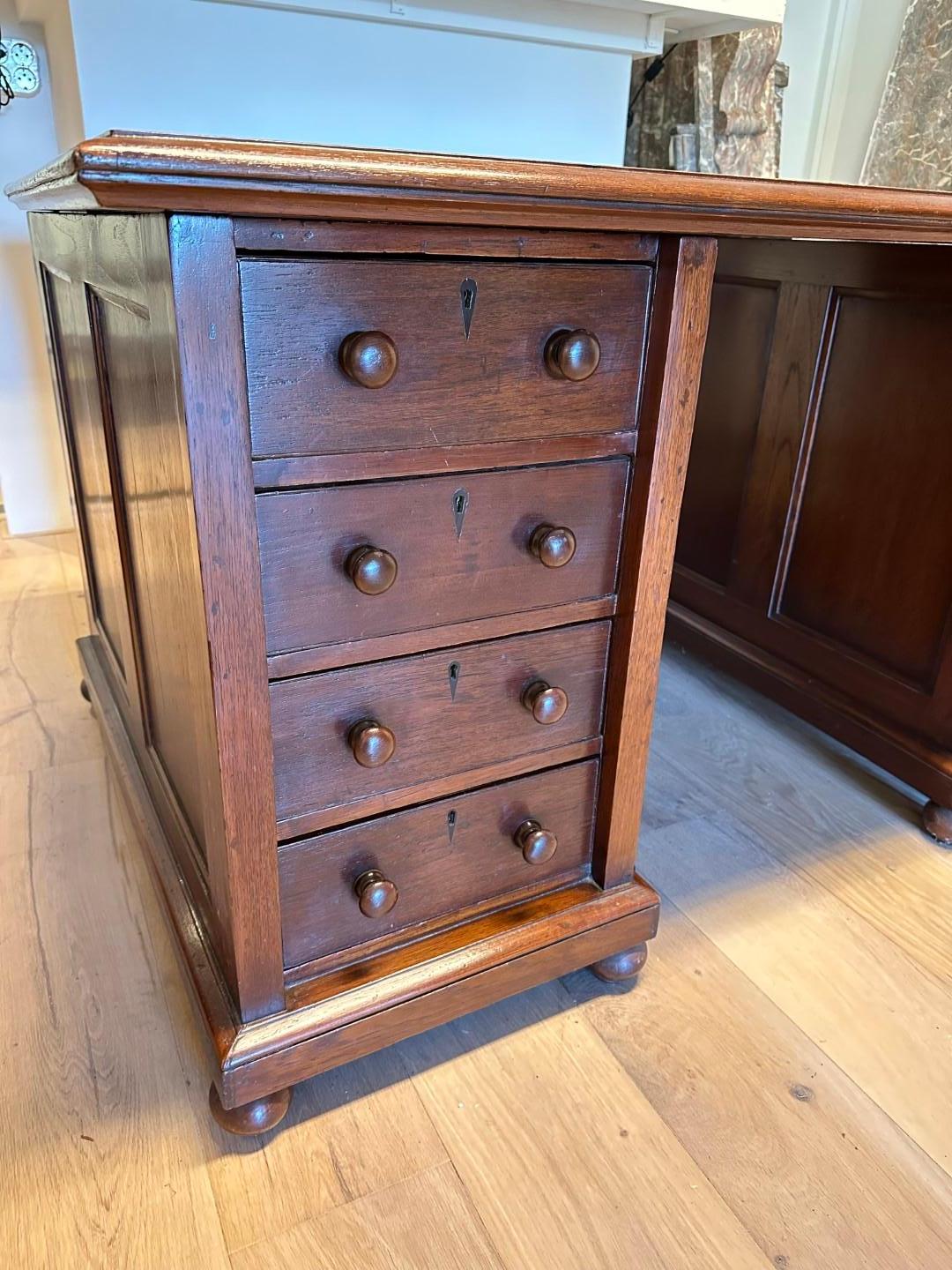 Antique colonial desk In Good Condition In Eindhoven, NL