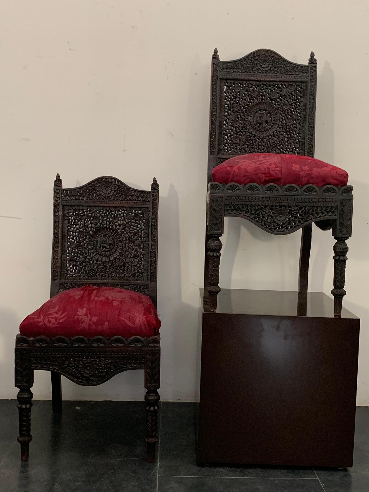 Pair of Indian Anglo chairs, carved on teak wood, on the central rose window of the backrest is depicted an imperial elephant, on the backrest at the sides the knobs the carvings depict 2 monks in meditation.
Packaging with bubble wrap and