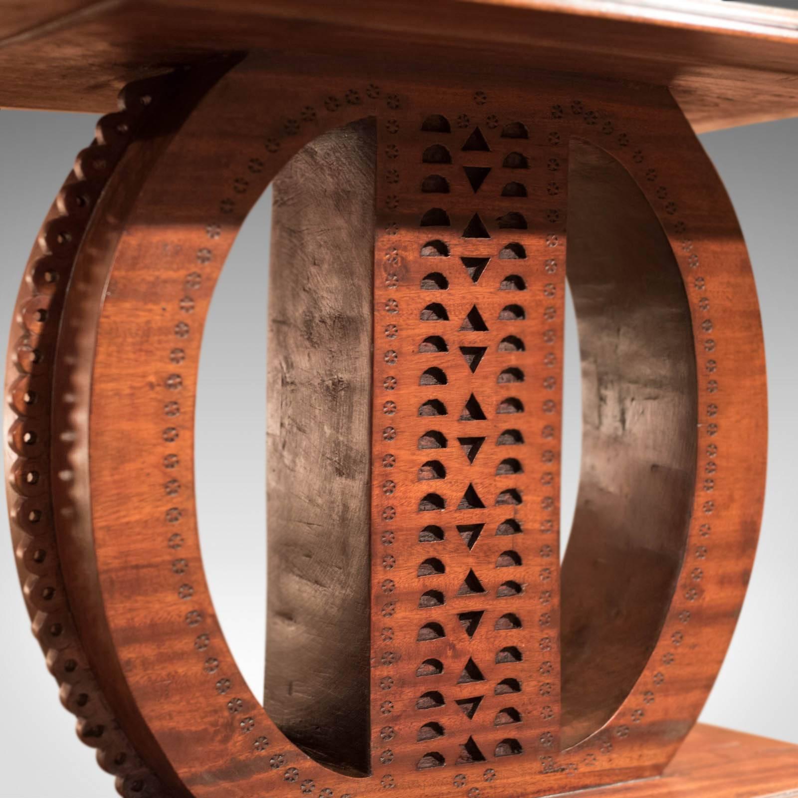 Table coloniale ancienne en bois de feuillus, XIXe siècle en vente 1