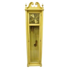 Ancienne horloge de grand-père de style fédéral peinte en beige de la Mfg Co