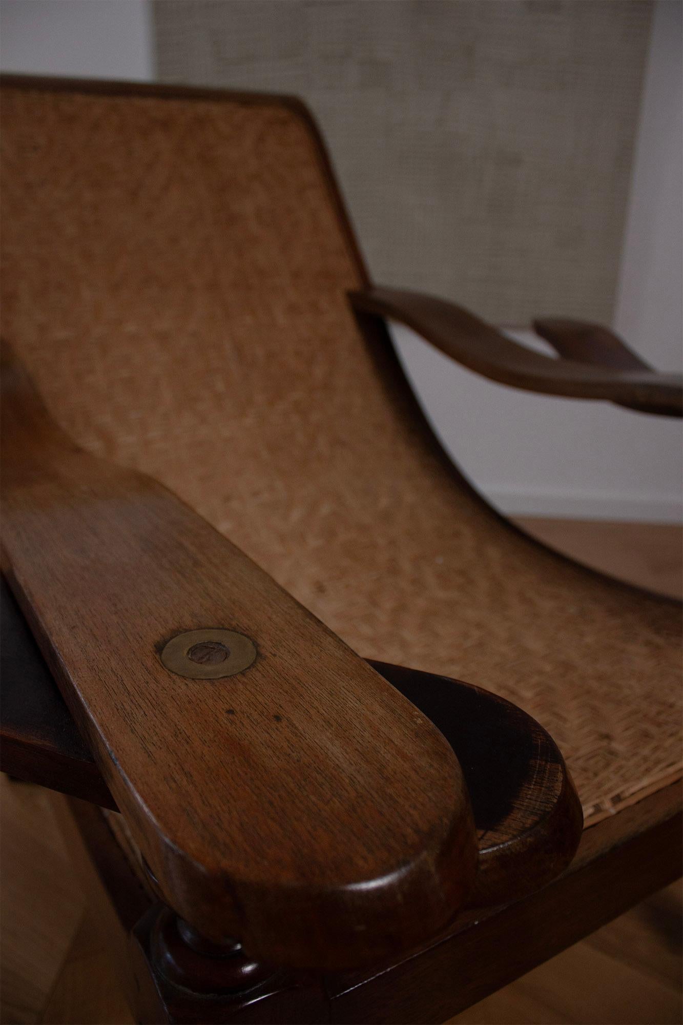 Antique Coloni Plantation Woven Lounge Chair Curved Paddle Armrest (accoudoir à palette incurvée) Bon état à Rümmingen, BW