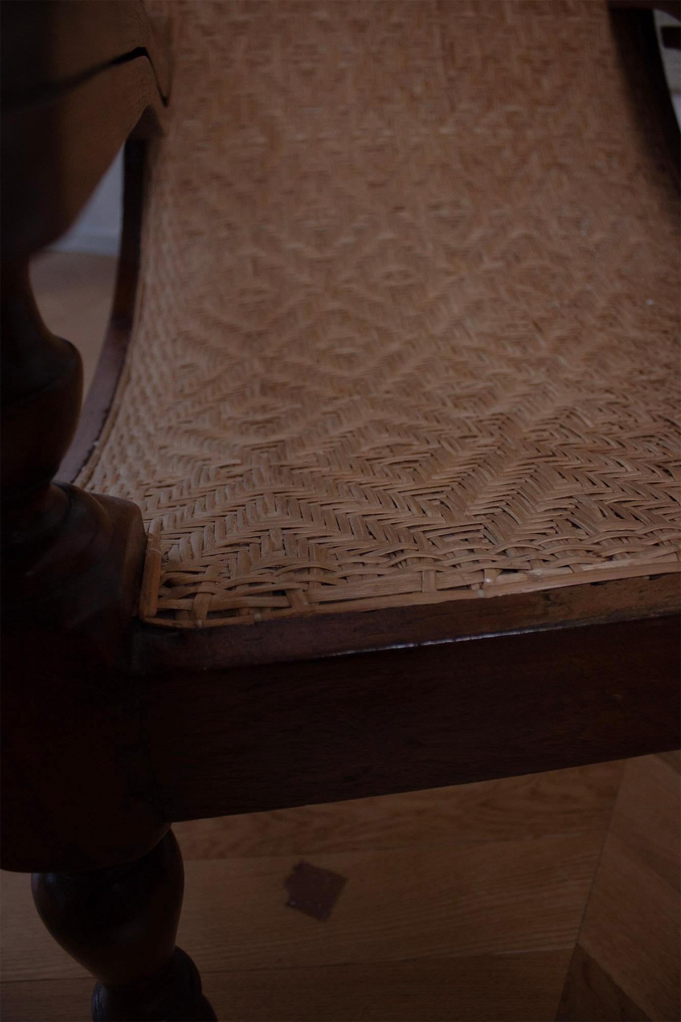 20ième siècle Antique Coloni Plantation Woven Lounge Chair Curved Paddle Armrest (accoudoir à palette incurvée)