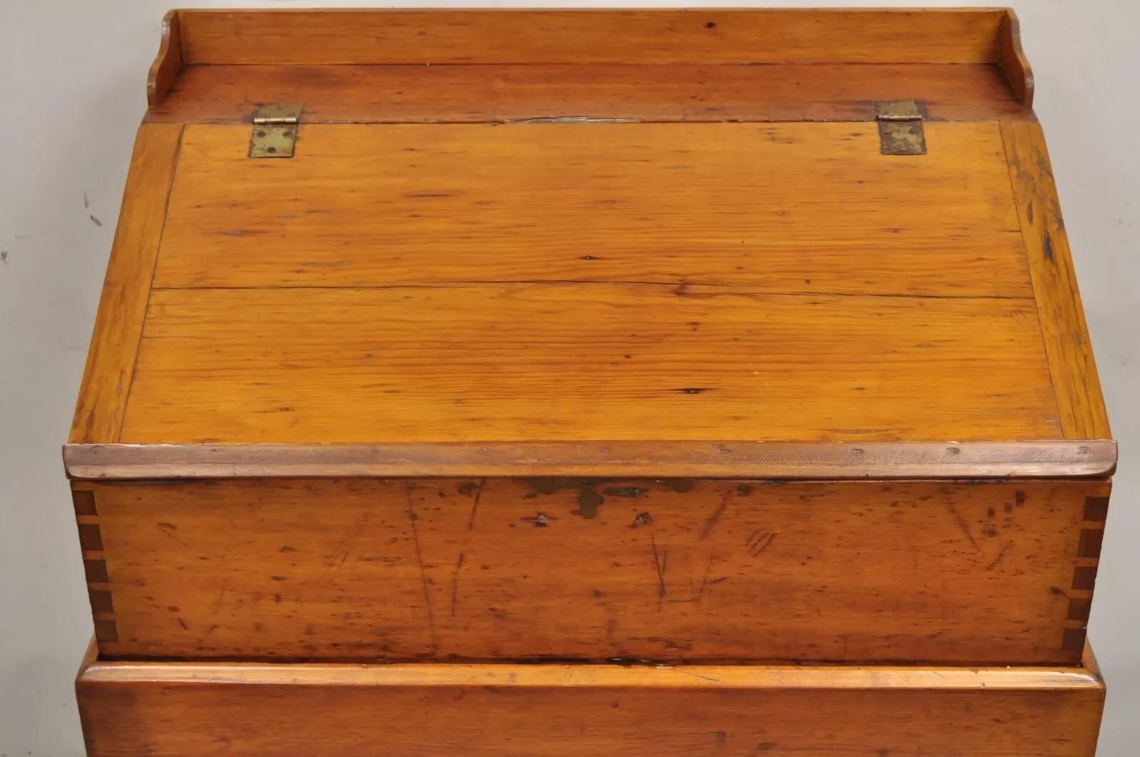 Antique Colonial Primitive Pine Wood Lift Top Schoolmaster's Storage Desk In Good Condition For Sale In Philadelphia, PA