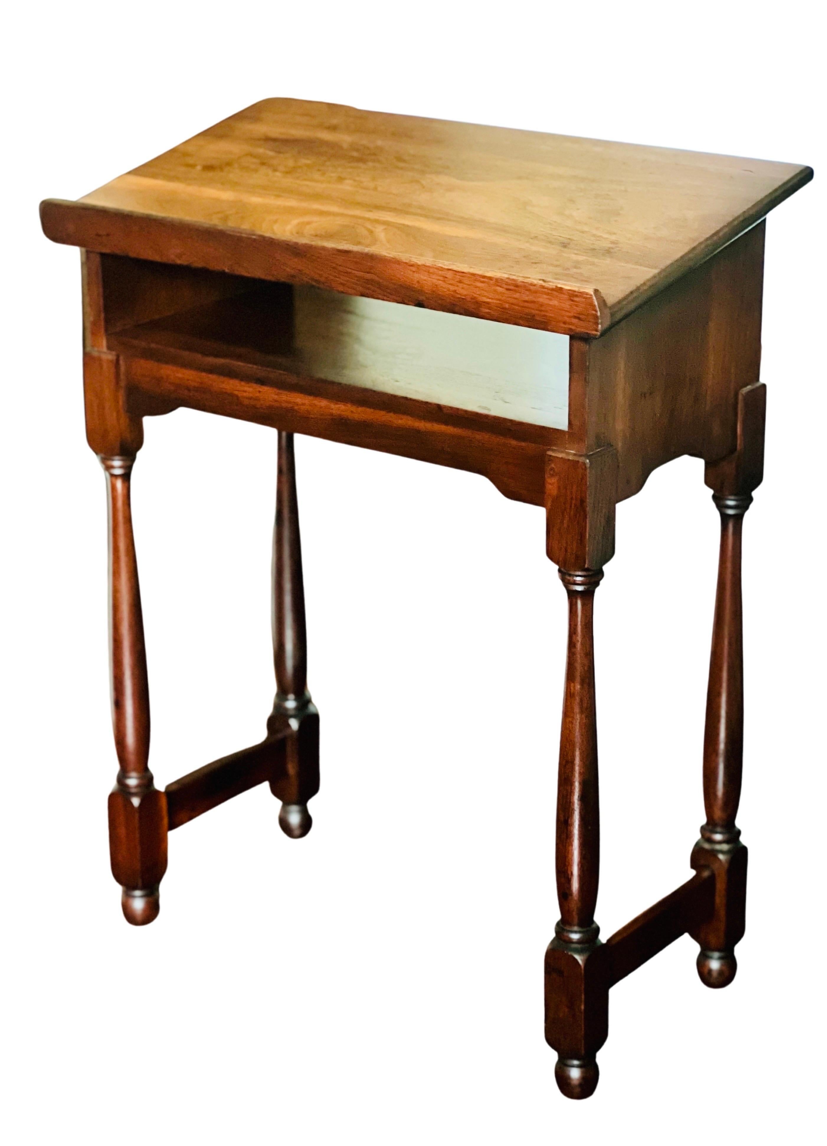 Antique Colonial Revival Small Walnut Lectern or Music Stand In Good Condition For Sale In Doylestown, PA