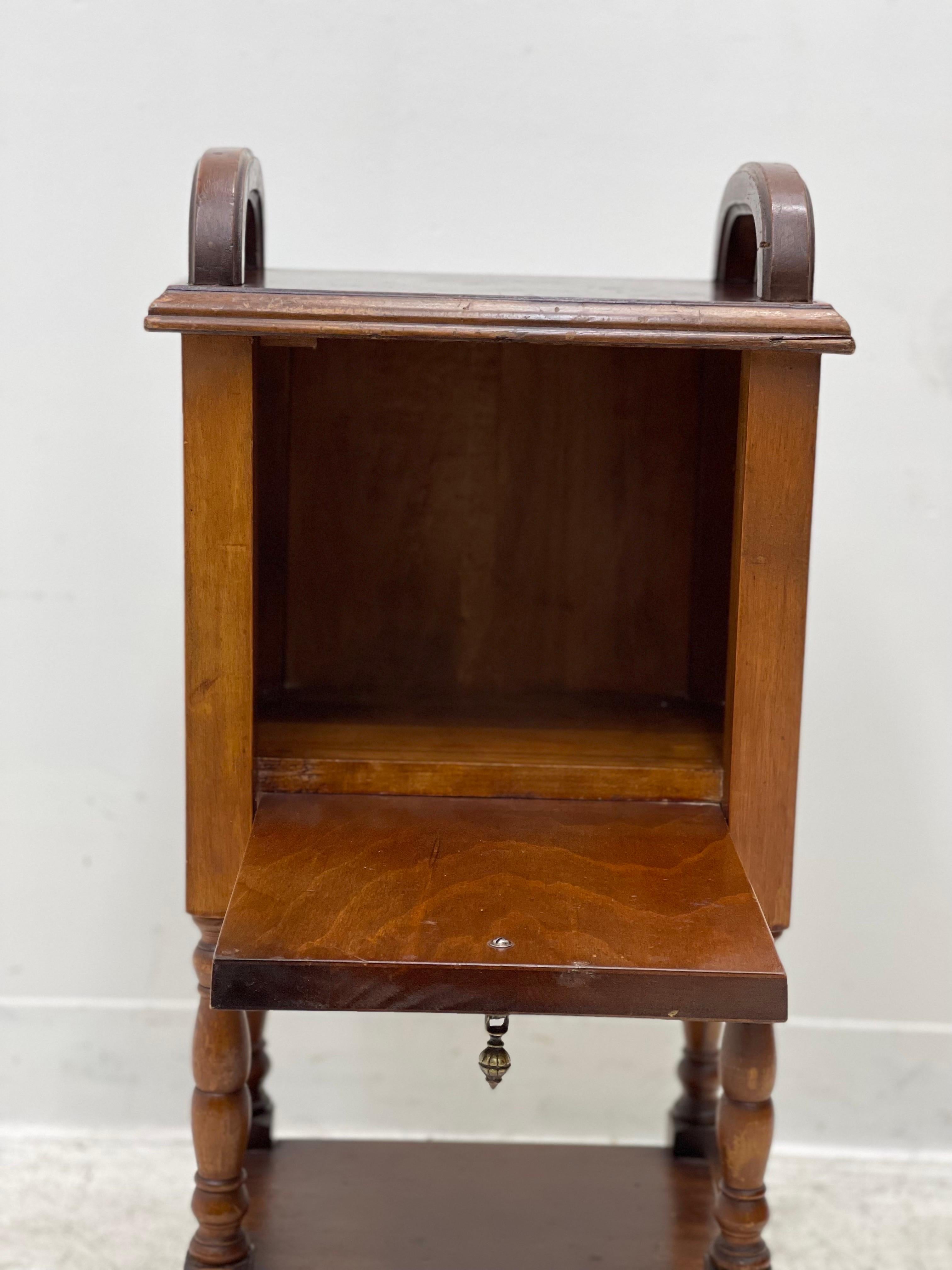 Antique Colonial Style Accent Table Stand  In Good Condition In Seattle, WA