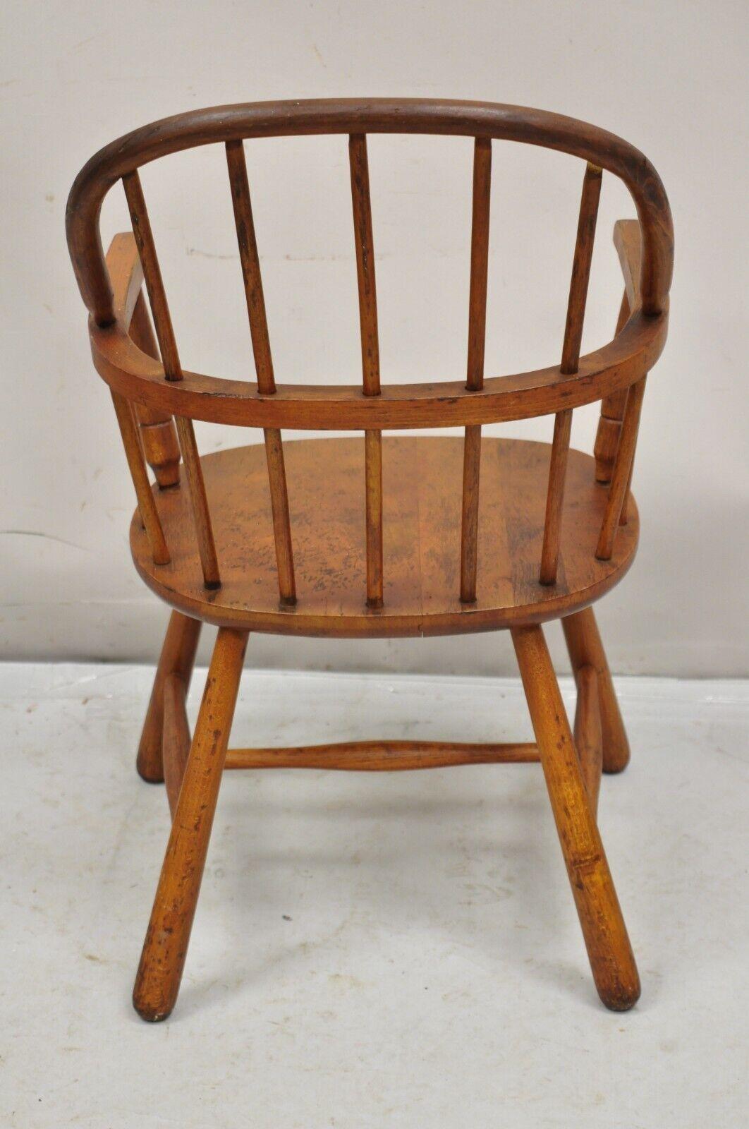 Antique Colonial Style Bentwood Maple Small Child's Windsor Arm Chair For Sale 5