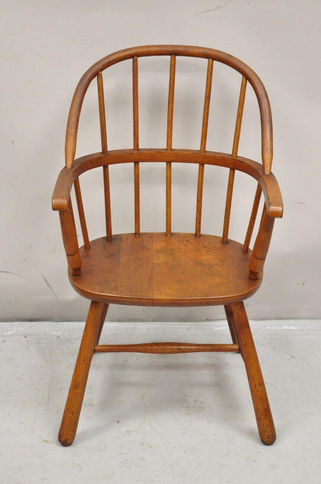 Ancienne chaise à bras Windsor pour enfant en érable et bois de Bentwood de style colonial. Circa Early to Mid 1900s. Dimensions : 26,5