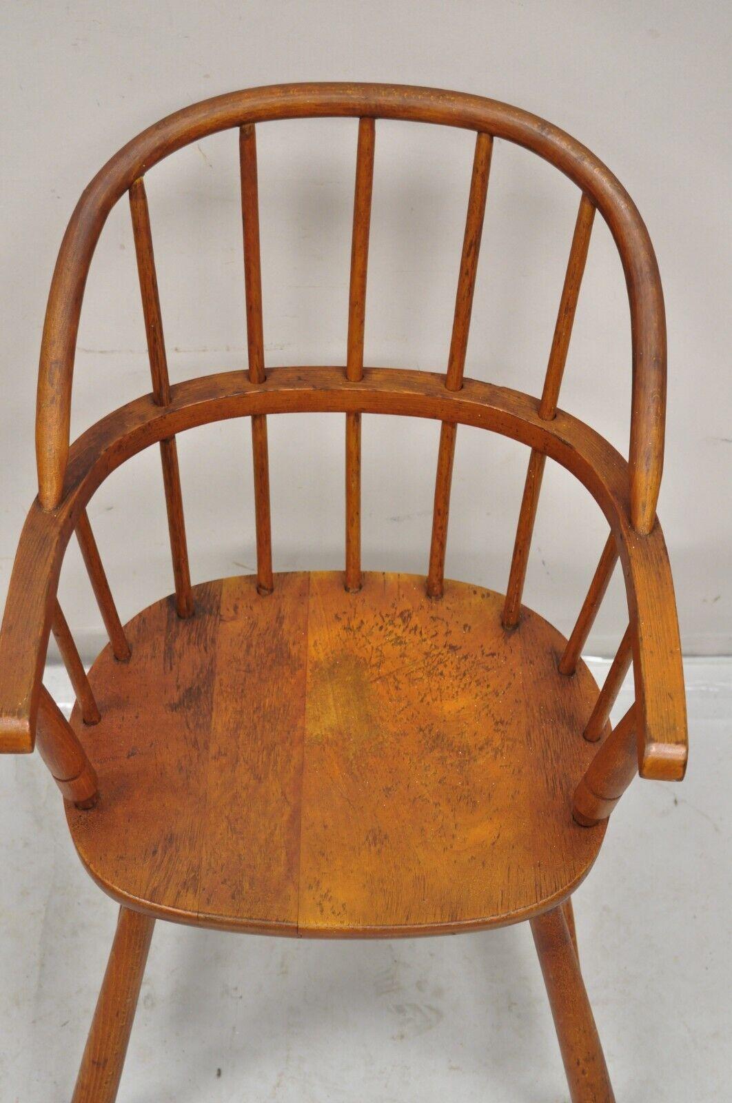 Antique Colonial Style Bentwood Maple Small Child's Windsor Arm Chair In Good Condition For Sale In Philadelphia, PA