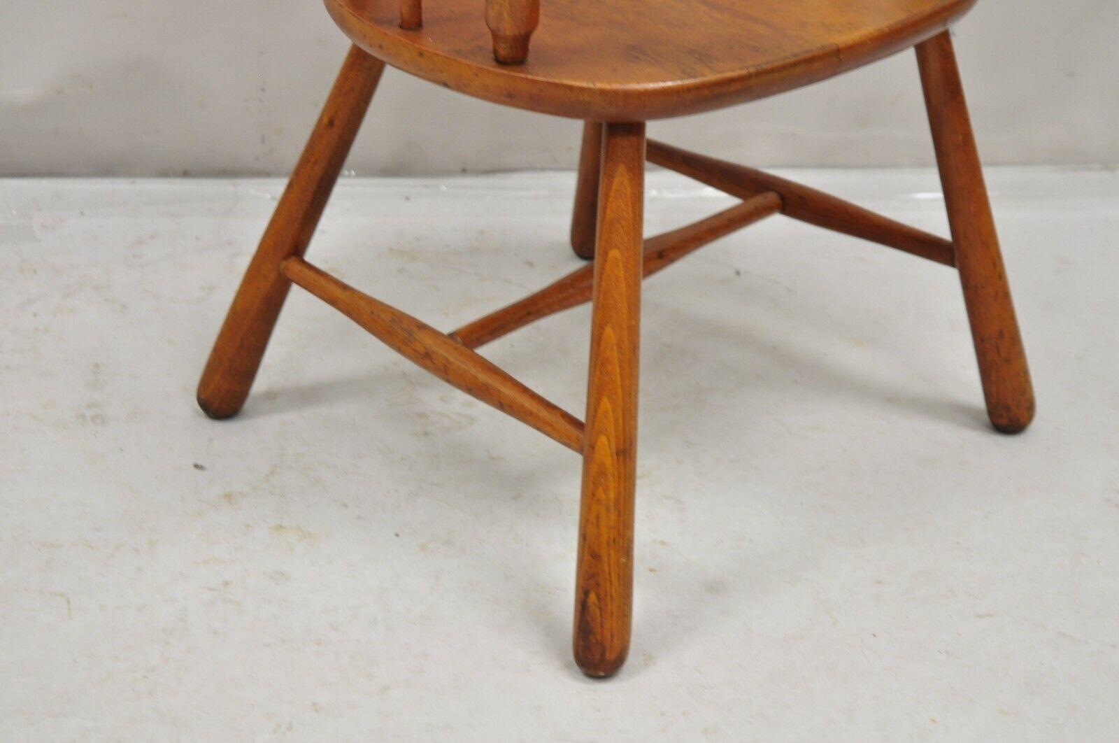 Antique Colonial Style Bentwood Maple Small Child's Windsor Arm Chair For Sale 2