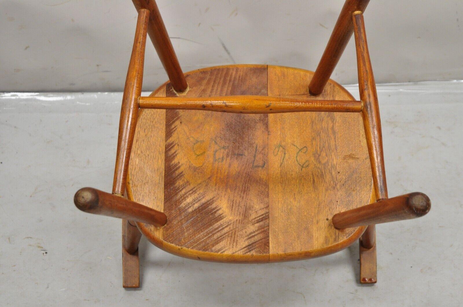 Antique Colonial Style Bentwood Maple Small Child's Windsor Arm Chair For Sale 4